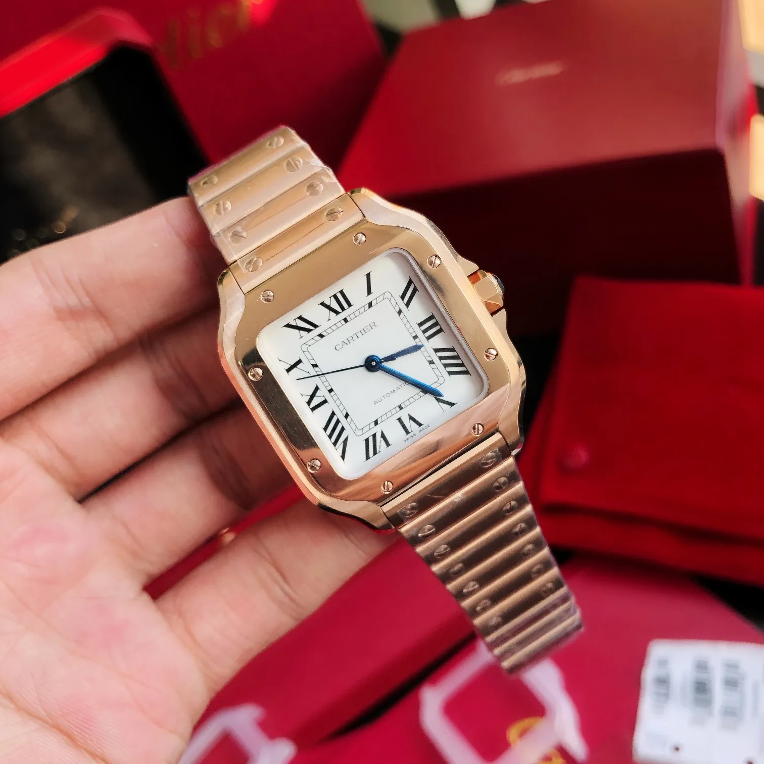 【High-end replica】💰1300! 【Customized all-in-one machine】💰1900! 【Top Replica】💰Private chat! The Cartier Santos de Cartier watch can be said to be the world's first real watch. It has a history of a hundred years. In 1904, Cartier launched a watch that could be worn on the wrist and named it after his close friend Santos. This is the origin of the Santos watch. The so-called "watches" at that time were just some "expedient" watches, which were pocket watches tied to the wrist, with the crown still at 12 o'clock! Santos' pioneering design places the crown at 3 o'clock and inlays a natural spinel on the crown. The blue light has captured the hearts of countless consumers to this day. What I bring to you today is the latest upgraded version of Santos in 2018. It has a new technology upgraded quick-release device. You can remove and remove the strap with just a tap of your bare hands without any tools. The patented technology is unique. It has a 40mm watch diameter, equipped with an imported movement, sapphire mirror, and 100m waterproof. The pictures were taken as top replica real shots!
