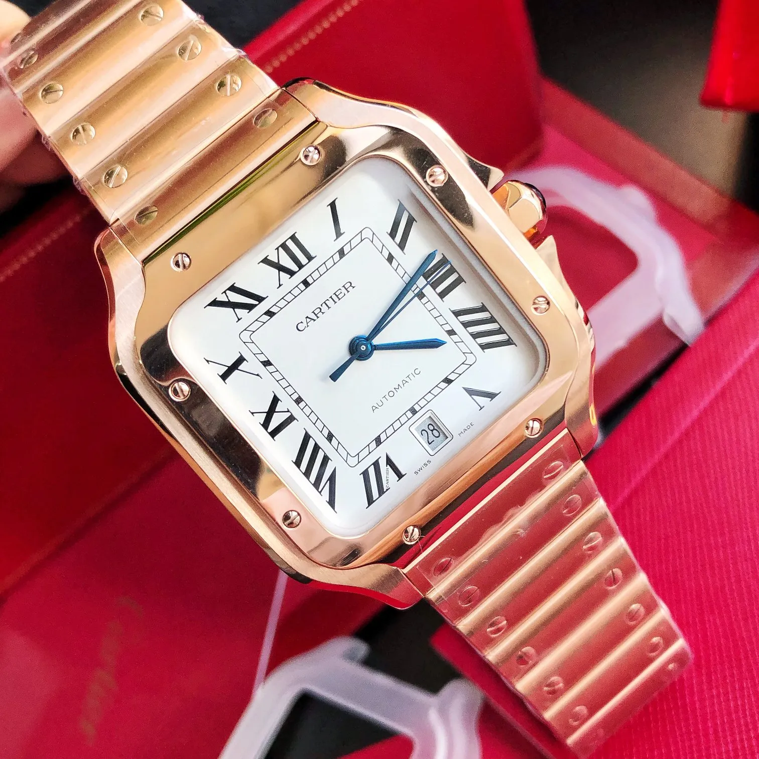 【High-end replica】💰1300! 【Customized all-in-one machine】💰1900! 【Top Replica】💰Private chat! The Cartier Santos de Cartier watch can be said to be the world's first real watch. It has a history of a hundred years. In 1904, Cartier launched a watch that could be worn on the wrist and named it after his close friend Santos. This is the origin of the Santos watch. The so-called "watches" at that time were just some "expedient" watches, which were pocket watches tied to the wrist, with the crown still at 12 o'clock! Santos' pioneering design places the crown at 3 o'clock and inlays a natural spinel on the crown. The blue light has captured the hearts of countless consumers to this day. What I bring to you today is the latest upgraded version of Santos in 2018. It has a new technology upgraded quick-release device. You can remove and remove the strap with just a tap of your bare hands without any tools. The patented technology is unique. It has a 40mm watch diameter, equipped with an imported movement, sapphire mirror, and 100m waterproof. The pictures were taken as top replica real shots!