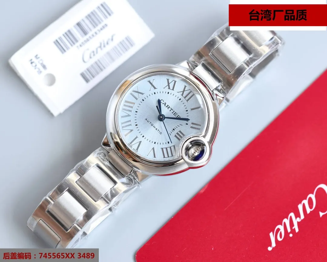 Taiwan factory blue balloon V12 version, 33 Seiko Japanese machine, (look for the bottom cover code 745565xx3489), this series of watches is famous for its delicate style and elegant style in the Cartier watchmaking industry. Of course, this watch must have such characteristics. The color of the stainless steel case makes the watch as light as a balloon, and the blue crown seems to have disobediently deviated from the original planned trajectory, like a playful couple. The Roman numerals on the dial look retro and deep, decorated with guilloche patterns and sword-shaped hands. The entire watch gives people a delicate and considerate feel. Isn’t this what couples need? Built-in: Japan's Citizen fully automatic machine, also with Swiss quartz, water drop (fish eye bubble) sapphire glass mirror, highly waterproof, burnt steel blue pointer color, curvature shape of the crown
