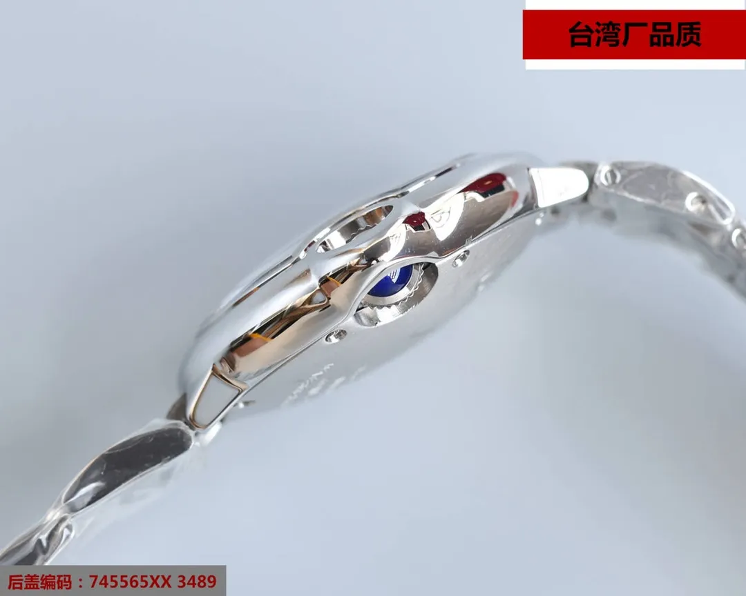 Taiwan factory blue balloon V12 version, 33 Seiko Japanese machine, (look for the bottom cover code 745565xx3489), this series of watches is famous for its delicate style and elegant style in the Cartier watchmaking industry. Of course, this watch must have such characteristics. The color of the stainless steel case makes the watch as light as a balloon, and the blue crown seems to have disobediently deviated from the original planned trajectory, like a playful couple. The Roman numerals on the dial look retro and deep, decorated with guilloche patterns and sword-shaped hands. The entire watch gives people a delicate and considerate feel. Isn’t this what couples need? Built-in: Japan's Citizen fully automatic machine, also with Swiss quartz, water drop (fish eye bubble) sapphire glass mirror, highly waterproof, burnt steel blue pointer color, curvature shape of the crown