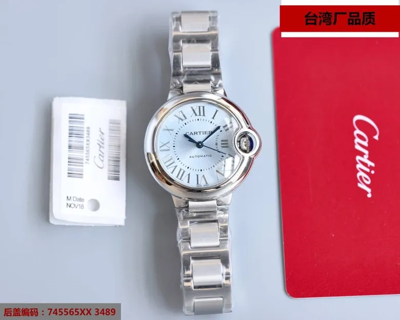【High-end replica】💰1720! 【Top replica】💰2800! Taiwan-made Blue Balloon V12 version, 33mm Ruijie, (look for the bottom cover code 745565xx3489). This series of watches is famous for its delicate style and elegant style in the Cartier watchmaking industry. Of course, this watch must have such characteristics. The color of the stainless steel case makes the watch as light as a balloon, and the blue crown seems to have disobediently deviated from the original planned trajectory, like a playful couple. The Roman numerals on the dial look retro and deep, decorated with guilloche patterns and sword-shaped hands. The entire watch gives people a delicate and considerate feel. Isn’t this what couples need? Built-in: Japan's Citizen fully automatic machine, also with Swiss quartz, water drop (fish eye bubble) sapphire glass mirror, highly waterproof, burnt steel blue pointer color, curvature shape of the crown