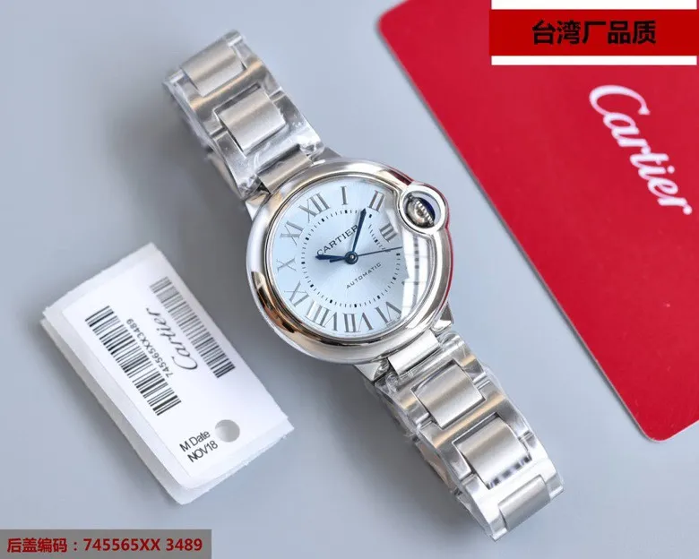 【High-end replica】💰1720! 【Top replica】💰2800! Taiwan-made Blue Balloon V12 version, 33mm Ruijie, (look for the bottom cover code 745565xx3489). This series of watches is famous for its delicate style and elegant style in the Cartier watchmaking industry. Of course, this watch must have such characteristics. The color of the stainless steel case makes the watch as light as a balloon, and the blue crown seems to have disobediently deviated from the original planned trajectory, like a playful couple. The Roman numerals on the dial look retro and deep, decorated with guilloche patterns and sword-shaped hands. The entire watch gives people a delicate and considerate feel. Isn’t this what couples need? Built-in: Japan's Citizen fully automatic machine, also with Swiss quartz, water drop (fish eye bubble) sapphire glass mirror, highly waterproof, burnt steel blue pointer color, curvature shape of the crown