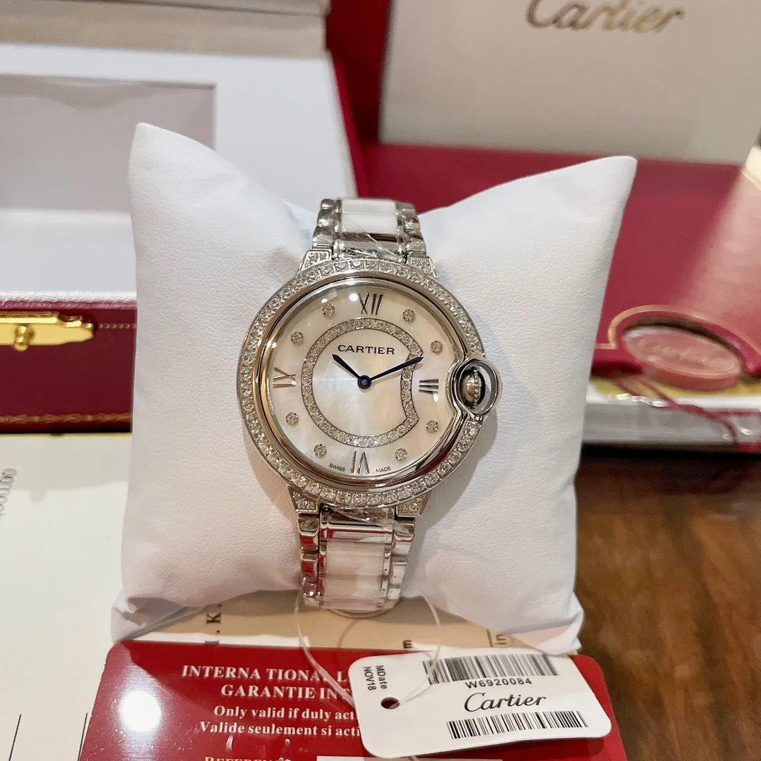 【Top replica】💰1920! New new Cartier blue balloon series! Single row of diamonds and square diamonds💎Luxury version The latest jewelry design style with diamonds and real nails✨Shell face diamond dial, showing a luxurious effect. The real thing is super beautiful💋Swiss quartz movement size 36mm. The diamond-set inner ring is the most important decorative element, allowing light to penetrate the diamonds from more angles, creating a dazzling visual effect, reflecting the noble and elegant temperament, highly recommended⭐️