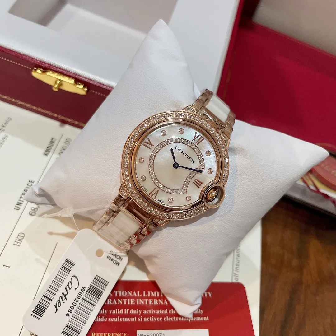 【Top replica】💰1920! New new Cartier blue balloon series! Single row of diamonds and square diamonds💎Luxury version The latest jewelry design style with diamonds and real nails✨Shell face diamond dial, showing a luxurious effect. The real thing is super beautiful💋Swiss quartz movement size 36mm. The diamond-set inner ring is the most important decorative element, allowing light to penetrate the diamonds from more angles, creating a dazzling visual effect, reflecting the noble and elegant temperament, highly recommended⭐️
