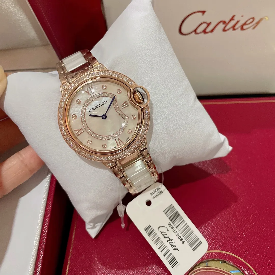 【Top replica】💰1920! New new Cartier blue balloon series! Single row of diamonds and square diamonds💎Luxury version The latest jewelry design style with diamonds and real nails✨Shell face diamond dial, showing a luxurious effect. The real thing is super beautiful💋Swiss quartz movement size 36mm. The diamond-set inner ring is the most important decorative element, allowing light to penetrate the diamonds from more angles, creating a dazzling visual effect, reflecting the noble and elegant temperament, highly recommended⭐️