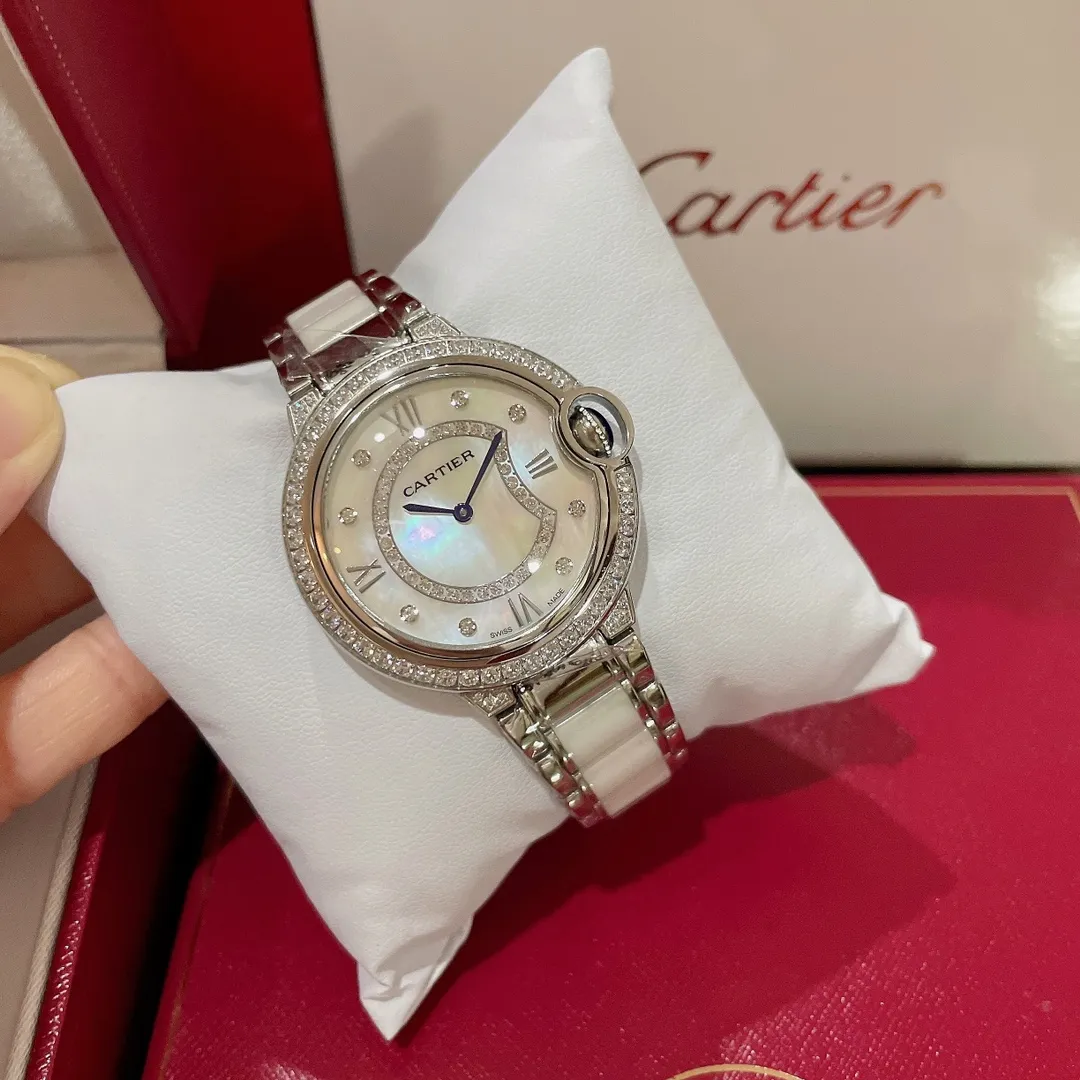 【Top replica】💰1920! New new Cartier blue balloon series! Single row of diamonds and square diamonds💎Luxury version The latest jewelry design style with diamonds and real nails✨Shell face diamond dial, showing a luxurious effect. The real thing is super beautiful💋Swiss quartz movement size 36mm. The diamond-set inner ring is the most important decorative element, allowing light to penetrate the diamonds from more angles, creating a dazzling visual effect, reflecting the noble and elegant temperament, highly recommended⭐️