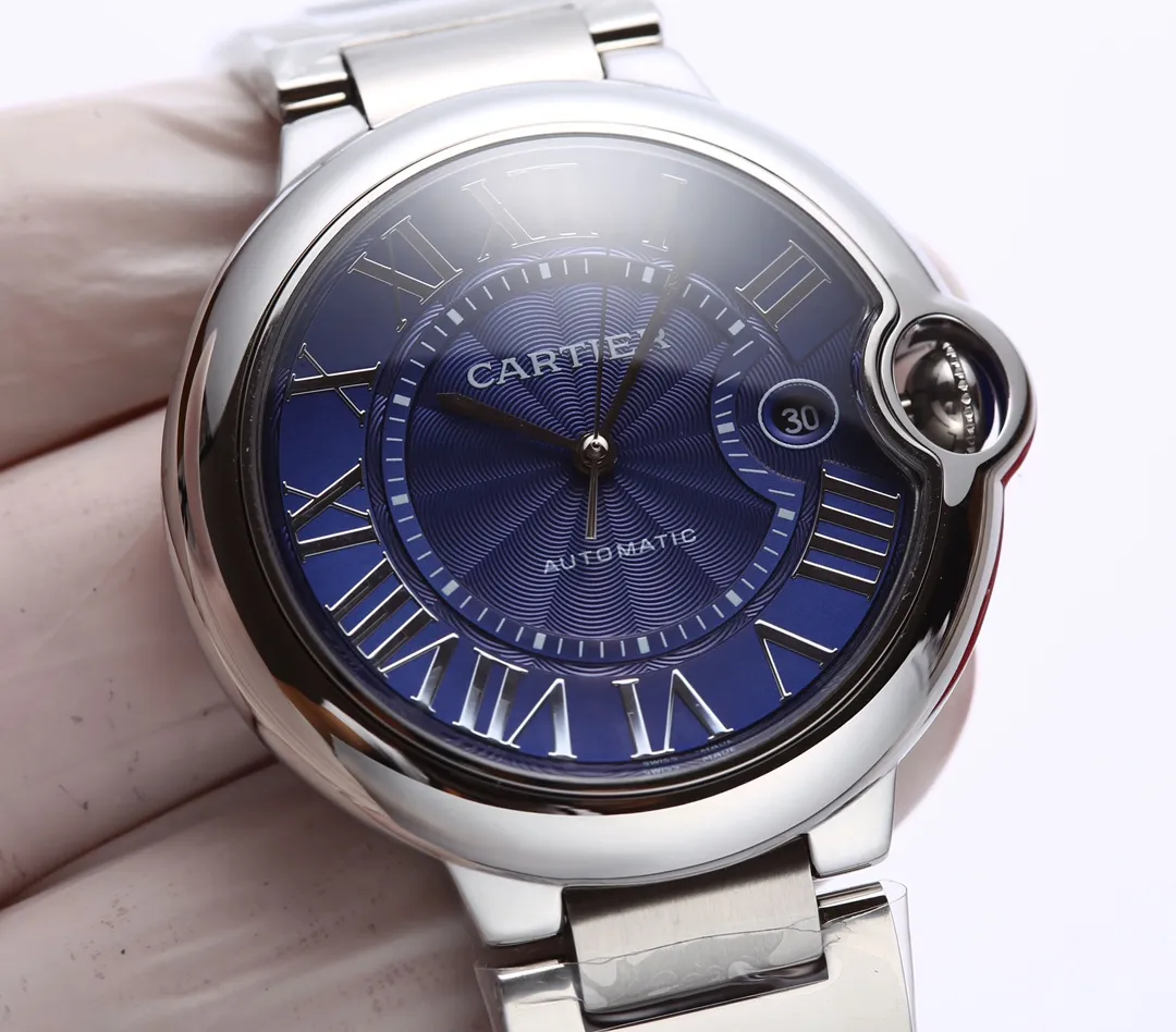 【Customized all-in-one machine】💰1920! 【Top replica】💰3300! Cartier’s latest version 42mm blue balloon men’s watch! The heat is coming! Top quality polishing! Original blue spinel crown! The curvature of the case and the crescent shape are incomparable in texture! Perfect sapphire fish eye bubble crystal mirror with crescent moon 🌙 opening! Multiple sets of combined shell covers are rigorous, delicate and detailed! 3 degrees strong waterproof! The exquisite watch strap is polished and has a great feel! Genuine burnt steel blue hands! Using Swiss 2824 movement (zero maintenance)! Worth having! One watch, one number and one tag, three numbers in one! Scan the QR code to find out the authentic product! Welcome to taste! (Focus on original new machines) Focus is an attitude, produced by JH!