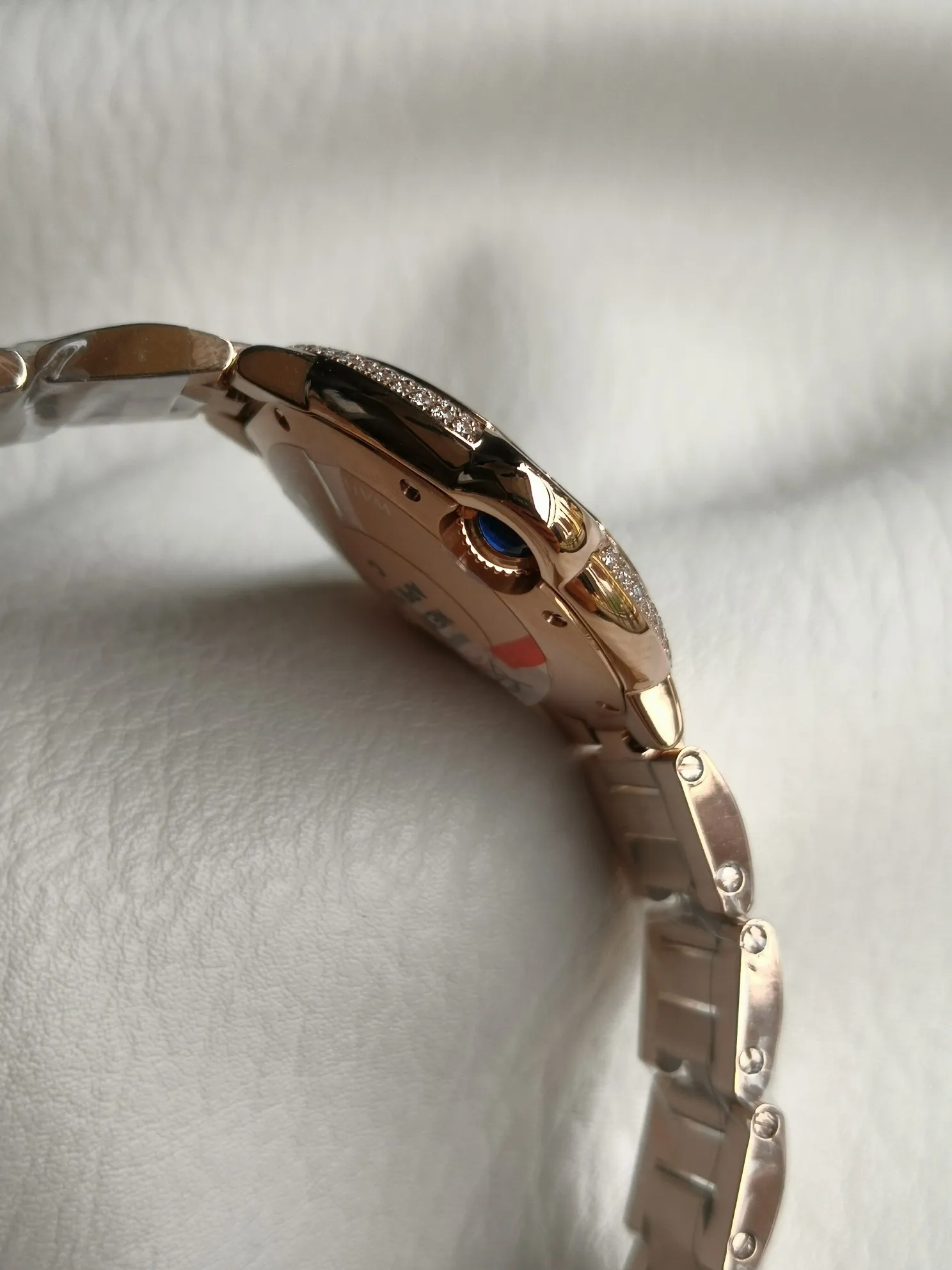 【High-end replica】💰1300! Taiwan factory 💰1920! Top replica 💰Private chat! Cartier Blue Balloon series watch (guilloché dial, sword-shaped blue steel hands, quartz, 33mm), pays tribute to the retrograde, God bless the world! This picture was taken as a top-notch replica!