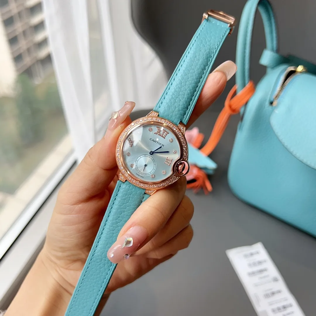 【High-end replica】💰960! Real photos of Cartier women’s watches 🆕 Romantic and mysterious colors ☑️ a symbol of good taste! Rare color 💜 The saturation of the pebbled leather is just right. The delicate sheepskin is super soft and comfortable to wear. The key is that it is super fresh. The Cartier blue balloon gold diamond surface 🌃 is full of luxury and nobility. The real thing is super beautiful 💋Swiss quartz size 36mm. Look for the exclusive color. Highly recommended to buy!