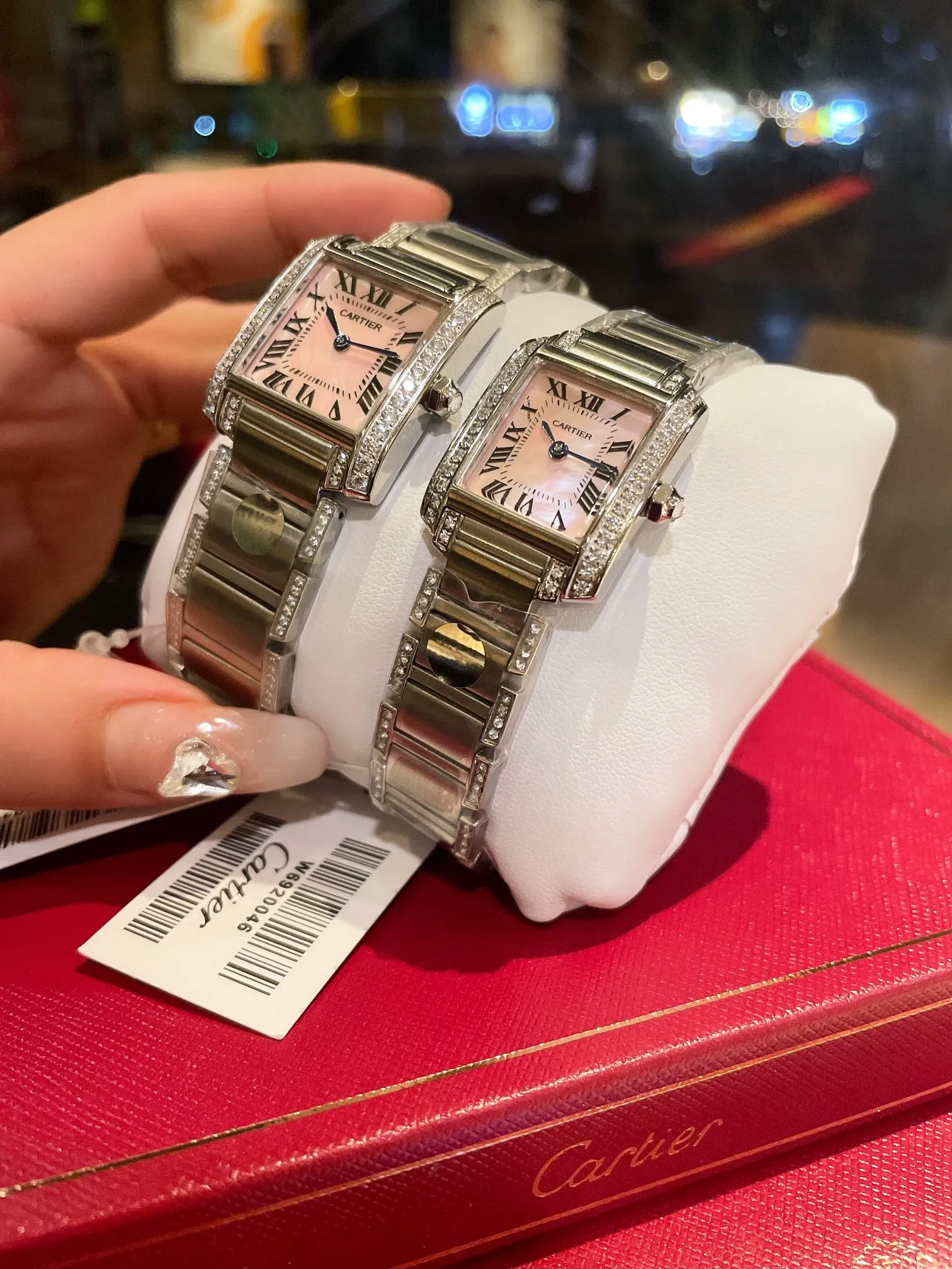 【High-end replica】💰1500! The French Tank series launched by Cartier in 1996, the case and strap are integrated into one design, making it the ultimate development of Cartier watch design. The jagged strap joints of its metal strap vividly represent the feeling of tank tracks, making this tank-inspired watch even more worthy of its name. The watch is exquisite and compact, very suitable for professional women to wear. French tank size: Small 25×20mm Medium 30×25mm