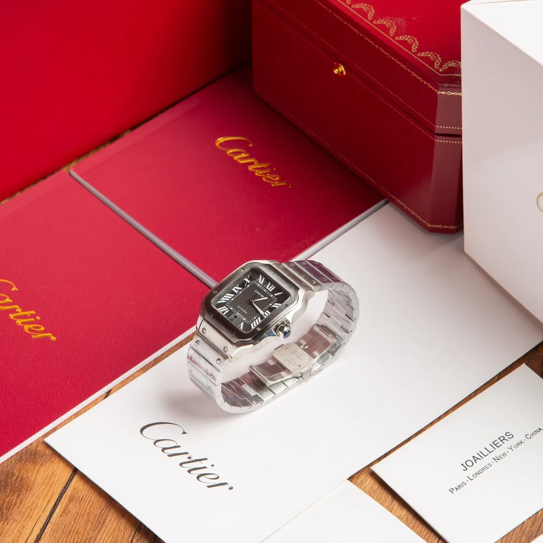 【High-end replica】💰1300! 【Customized all-in-one machine】💰1900! 【Top Replica】💰Private chat! The Cartier Santos de Cartier watch can be said to be the world's first real watch. It has a history of a hundred years. In 1904, Cartier launched a watch that could be worn on the wrist and named it after his close friend Santos. This is the origin of the Santos watch. The so-called "watches" at that time were just some "expedient" watches, which were pocket watches tied to the wrist, with the crown still at 12 o'clock! Santos' pioneering design places the crown at 3 o'clock and inlays a natural spinel on the crown. The blue light has captured the hearts of countless consumers to this day. What I bring to you today is the latest upgraded model of Santos in 2018. It has a new technology upgraded quick-release device. You can remove and remove the strap with just a tap of your hands without any tools. The patented technology is unique, 40mm watch diameter, equipped with original SW200 movement, sapphire glass, 100m waterproof, and shipped with the latest black box from the counter! Great gift for personal use! This picture was taken as a top-notch replica!
