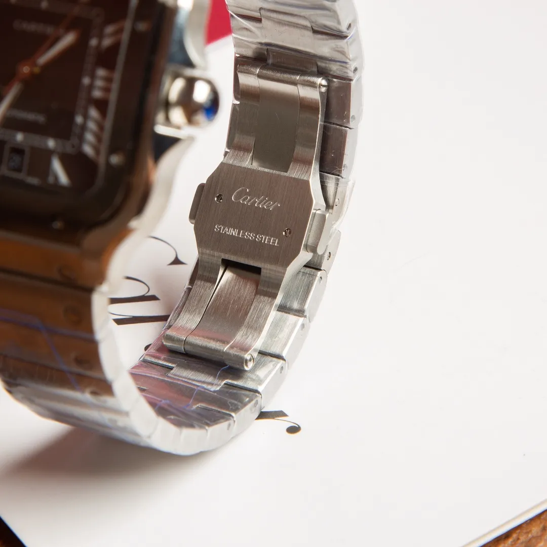 【High-end replica】💰1300! 【Customized all-in-one machine】💰1900! 【Top Replica】💰Private chat! The Cartier Santos de Cartier watch can be said to be the world's first real watch. It has a history of a hundred years. In 1904, Cartier launched a watch that could be worn on the wrist and named it after his close friend Santos. This is the origin of the Santos watch. The so-called "watches" at that time were just some "expedient" watches, which were pocket watches tied to the wrist, with the crown still at 12 o'clock! Santos' pioneering design places the crown at 3 o'clock and inlays a natural spinel on the crown. The blue light has captured the hearts of countless consumers to this day. What I bring to you today is the latest upgraded model of Santos in 2018. It has a new technology upgraded quick-release device. You can remove and remove the strap with just a tap of your hands without any tools. The patented technology is unique, 40mm watch diameter, equipped with original SW200 movement, sapphire glass, 100m waterproof, and shipped with the latest black box from the counter! Great gift for personal use! This picture was taken as a top-notch replica!