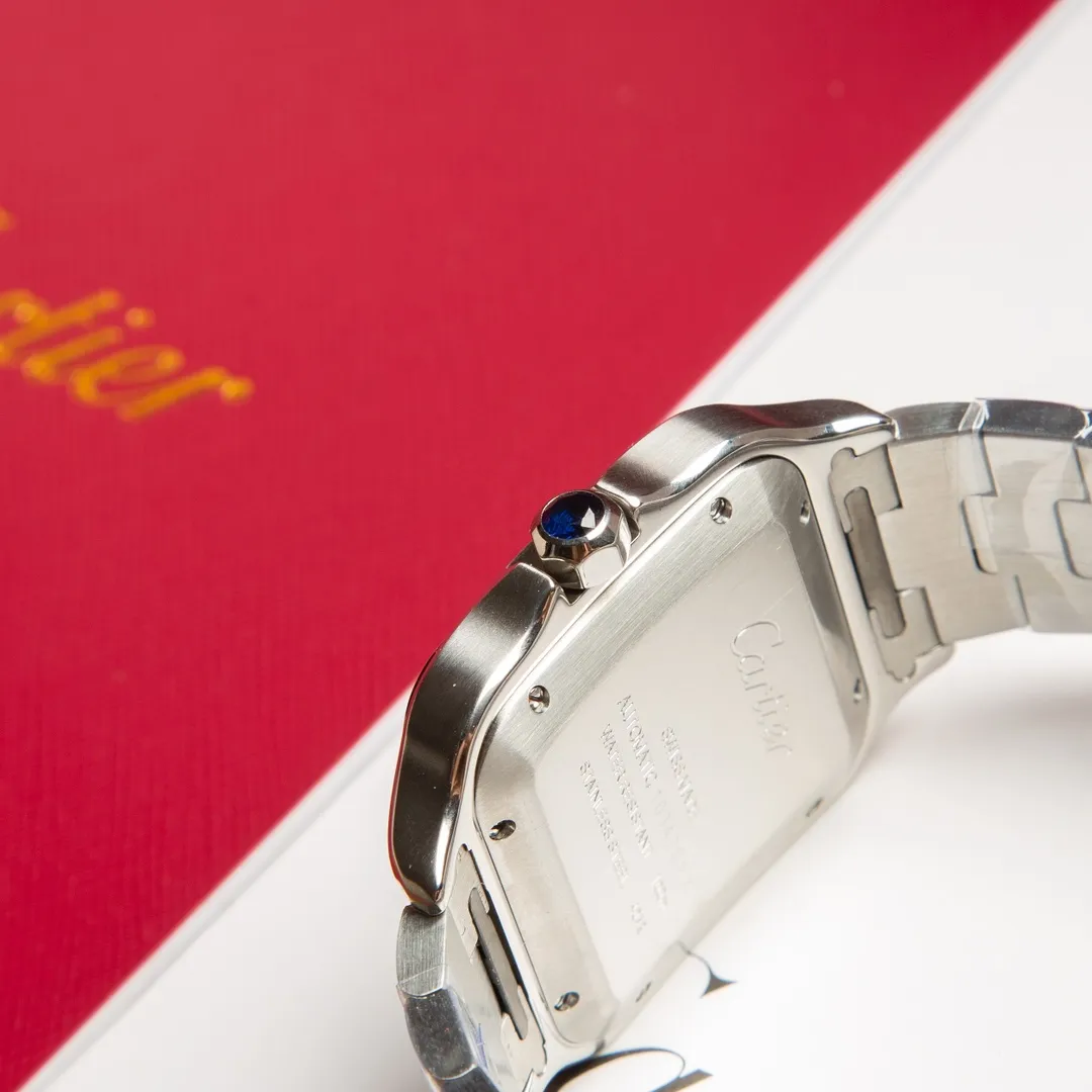 【High-end replica】💰1300! 【Customized all-in-one machine】💰1900! 【Top Replica】💰Private chat! The Cartier Santos de Cartier watch can be said to be the world's first real watch. It has a history of a hundred years. In 1904, Cartier launched a watch that could be worn on the wrist and named it after his close friend Santos. This is the origin of the Santos watch. The so-called "watches" at that time were just some "expedient" watches, which were pocket watches tied to the wrist, with the crown still at 12 o'clock! Santos' pioneering design places the crown at 3 o'clock and inlays a natural spinel on the crown. The blue light has captured the hearts of countless consumers to this day. What I bring to you today is the latest upgraded model of Santos in 2018. It has a new technology upgraded quick-release device. You can remove and remove the strap with just a tap of your hands without any tools. The patented technology is unique, 40mm watch diameter, equipped with original SW200 movement, sapphire glass, 100m waterproof, and shipped with the latest black box from the counter! Great gift for personal use! This picture was taken as a top-notch replica!