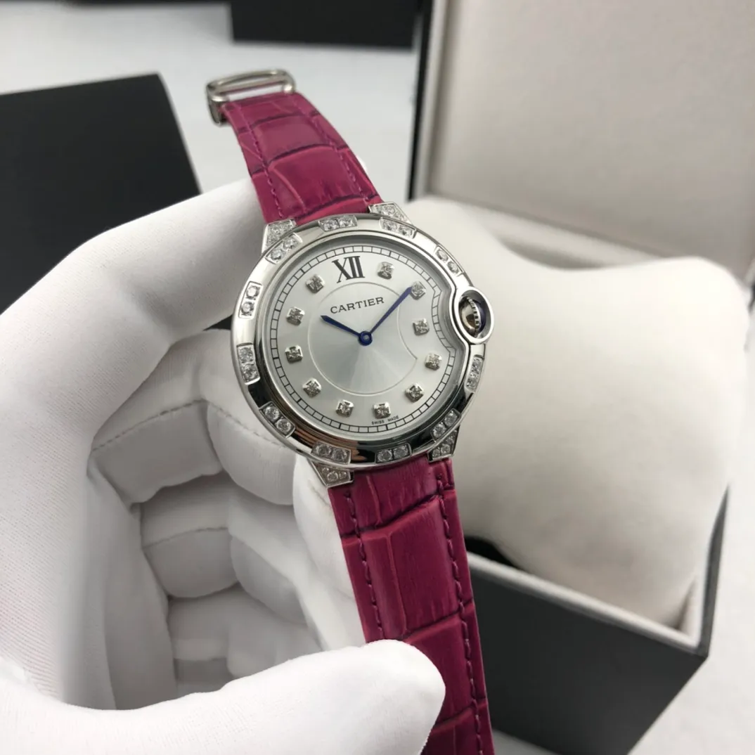 【Foreign trade import】💰840! Cartier - [CARTIER Blue Balloon Series Goddess Watch is very popular among goddesses. The 316L stainless steel case is inlaid with Czech high-shine diamonds. The clean Roman and diamond stud brushed metal dial shows a simple temperament. The imported quartz movement, the latest and most pink color is super white, and the appearance and temperament are amazing! Original folding clasp, size: 36mm