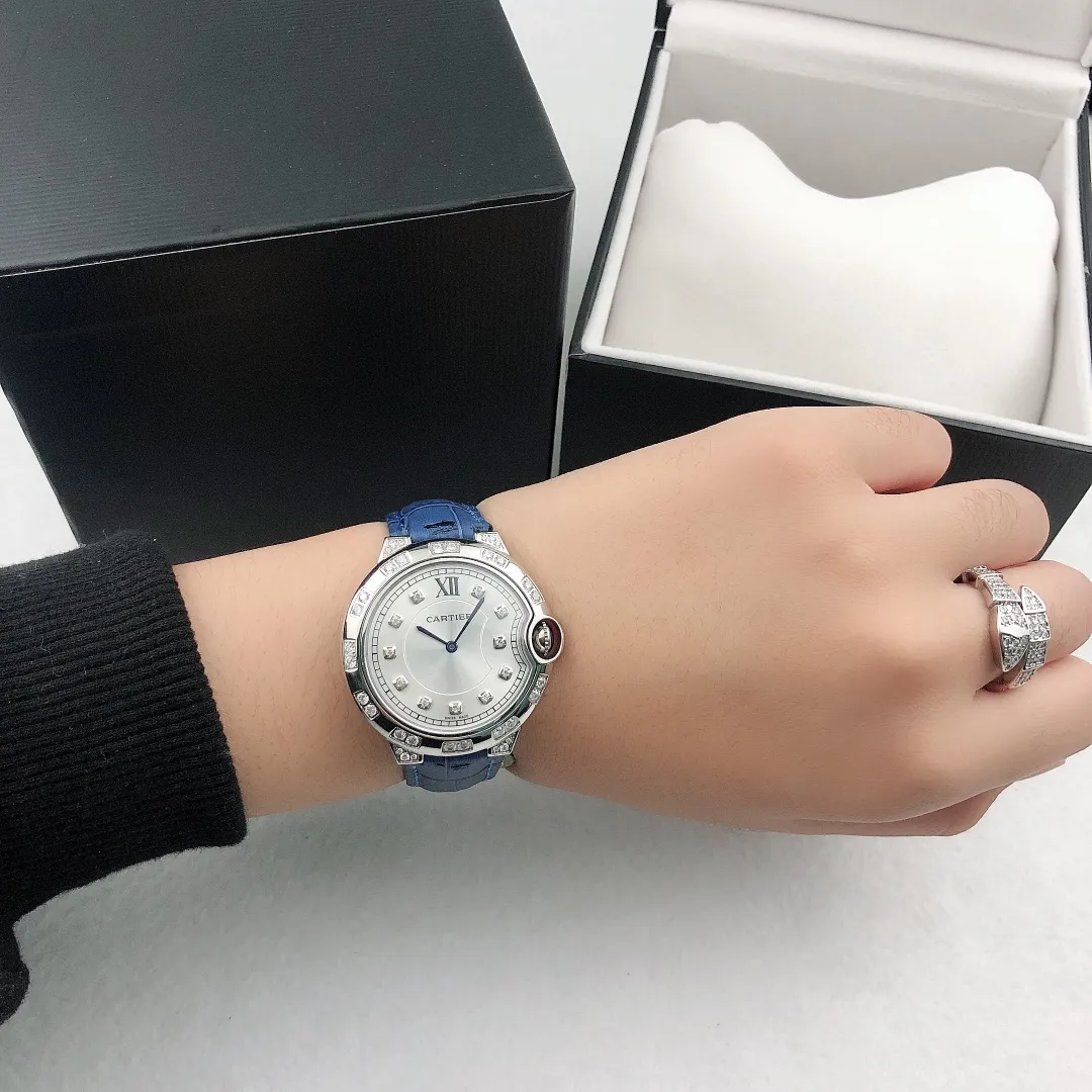 【Foreign trade import】💰840! Cartier - [CARTIER Blue Balloon Series Goddess Watch is very popular among goddesses. The 316L stainless steel case is inlaid with Czech high-shine diamonds. The clean Roman and diamond stud brushed metal dial shows a simple temperament. The imported quartz movement, the latest and most pink color is super white, and the appearance and temperament are amazing! Original folding clasp, size: 36mm