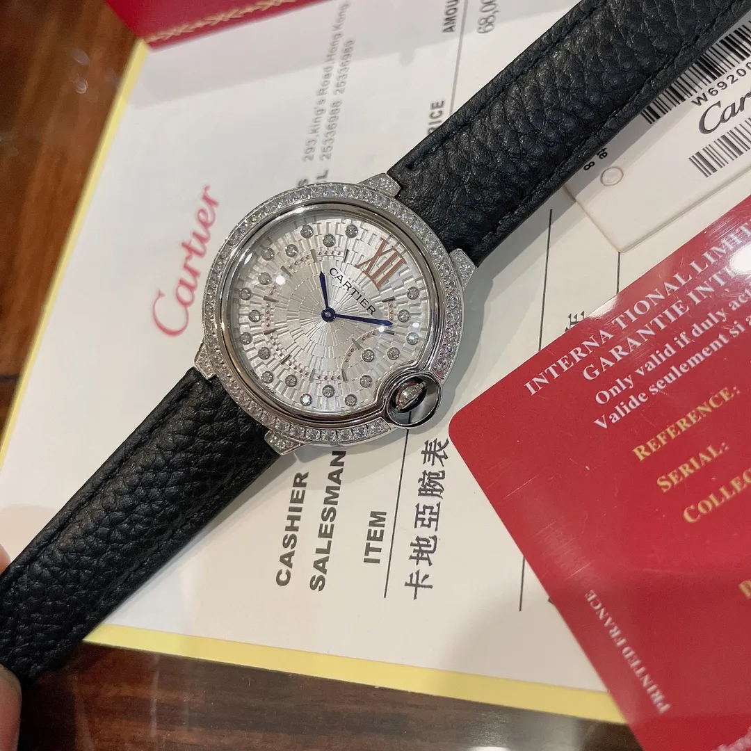 【High-end replica】💰1360! The latest model of the Cartier Blue Balloon series | If you want to attract attention, go for it (customized black lychee leather) 🔥 ✨The dial is a brand-new design, inlaid with 21 brilliant-cut round diamonds, which look like fireworks when viewed from a distance. It is the only watch with a 3D three-dimensional shape on the market. It is highly recognizable and has an integrated arc-shaped touch from top to bottom. It is light and comfortable to wear on the wrist. There are diamonds and gold beads inside the watch. Looking from the side of this watch, the diamonds and gold beads inside are reflected on the convex sapphire glass. Watch it carefully and shake it gently. From multiple angles, it seems like stars are twinkling and dazzling. It feels like you are falling into the vast starry sky, giving people an infinite reverie. The size is 36mm, so look for exclusive high quality!
