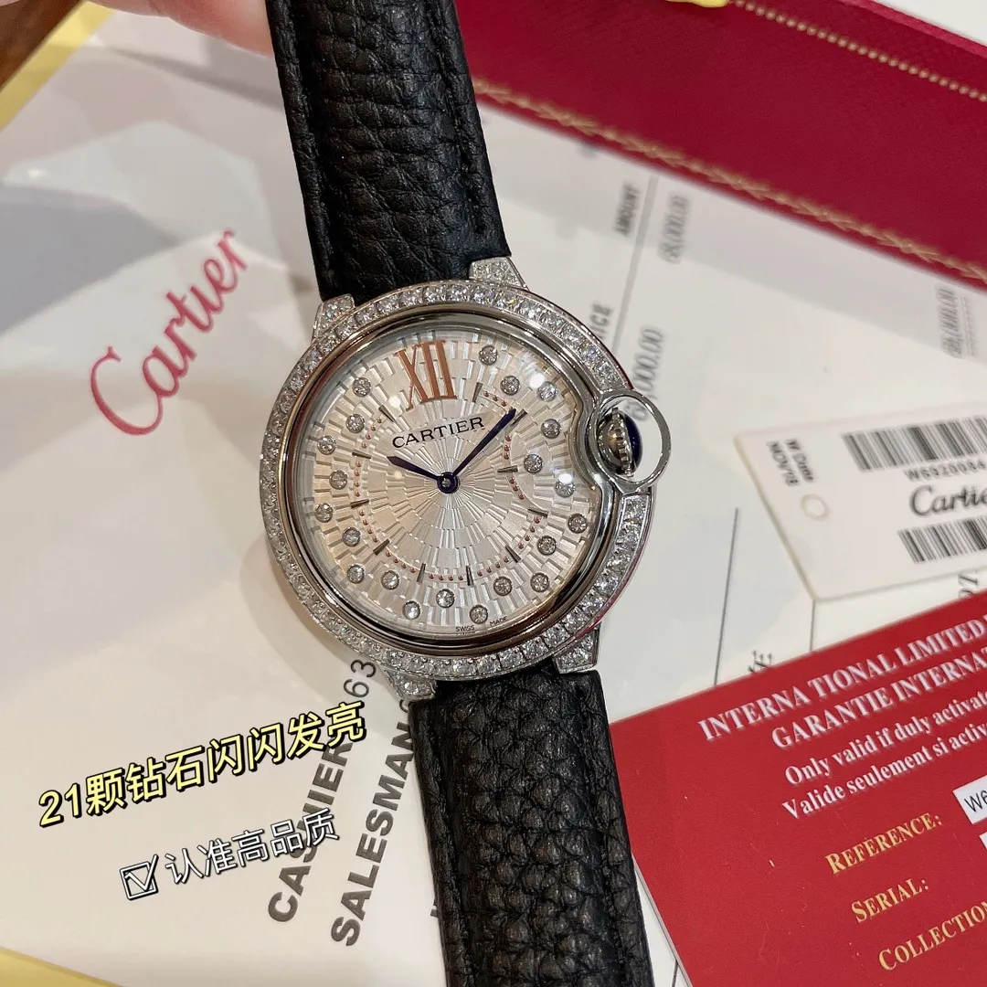 【High-end replica】💰1360! The latest model of the Cartier Blue Balloon series | If you want to attract attention, go for it (customized black lychee leather) 🔥 ✨The dial is a brand-new design, inlaid with 21 brilliant-cut round diamonds, which look like fireworks when viewed from a distance. It is the only watch with a 3D three-dimensional shape on the market. It is highly recognizable and has an integrated arc-shaped touch from top to bottom. It is light and comfortable to wear on the wrist. There are diamonds and gold beads inside the watch. Looking from the side of this watch, the diamonds and gold beads inside are reflected on the convex sapphire glass. Watch it carefully and shake it gently. From multiple angles, it seems like stars are twinkling and dazzling. It feels like you are falling into the vast starry sky, giving people an infinite reverie. The size is 36mm, so look for exclusive high quality!