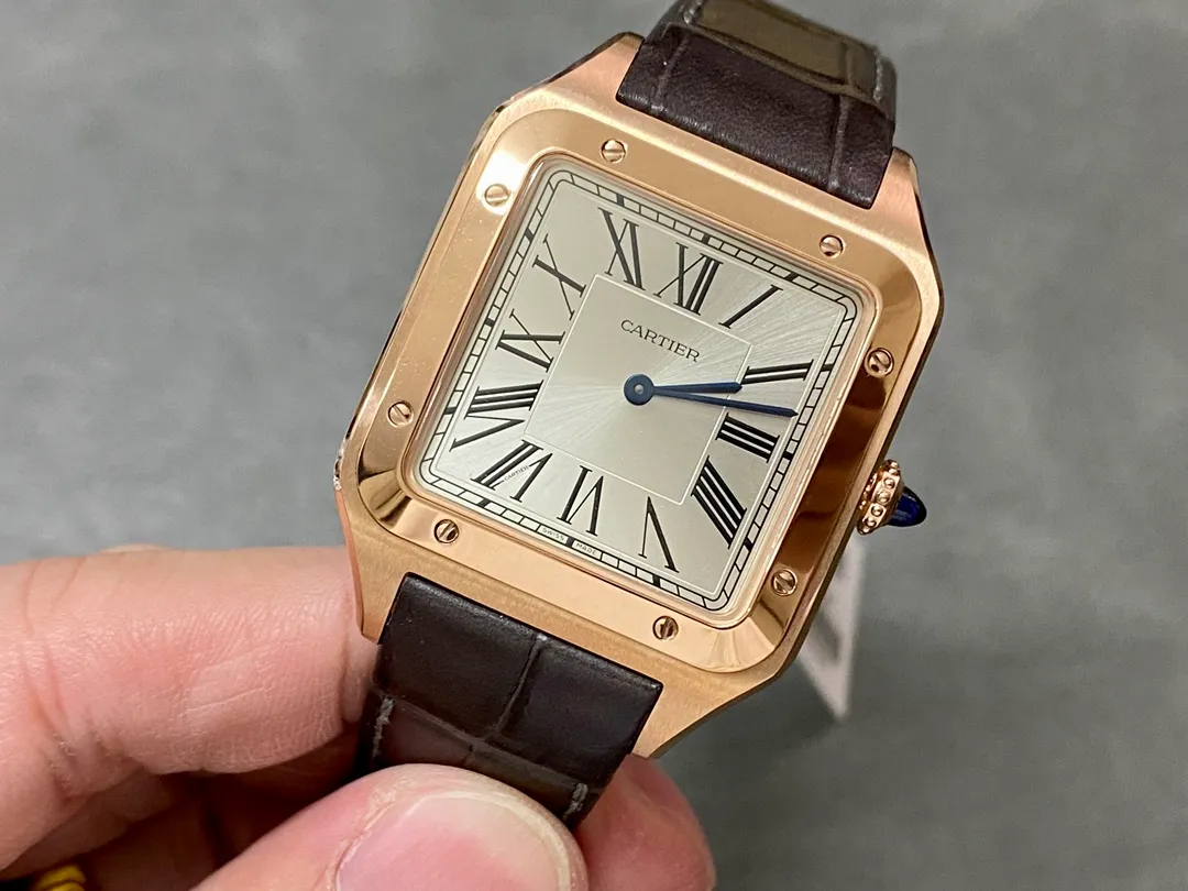 【High-end replica】💰1160! 【Taiwan Factory】💰1720! 【Top Replica】💰Private chat! Cartier's classic work, the Cartier Santos. Dumont series, has a smooth silhouette, simple and elegant shape, and is very in line with the trendy taste of contemporary gentlemen. Large watch diameter: 46.6*33.9mm, medium watch diameter: 43.5*31.4mm, small watch diameter: 38*27.5mm; Swiss quartz movement Compared with round watches, square watches have sharp edges and corners The design is particularly unique, and when it comes to classics among square watches, Cartier's Santos is naturally on the list. The Santos watch is not only a model among square watches, but is also considered "the world's first modern watch." The birth of the Santos series of watches is full of legend. At that time, Louis Cartier created a watch that could be worn on the hand for his friend, Brazilian pilot Alberto Santos Dumont, to facilitate checking the time during flight. The first modern wristwatch in history came into being. This watch is made of fine steel. The frosted dial is equipped with sword-shaped blue steel hands and classic Roman numeral time scales. It is classic and durable. The outer ring of the Roman numerals is a track scale, which adds some retro features to the watch dial. There are 8 screws on the bezel, which is very recognizable. The side is brushed and the bezel is polished, making it suitable for both formal wear and casual style. The case has a slight curvature, which fits the wrist perfectly and is very comfortable to wear; the crown is a blue natural spinel, and the Italian calfskin strap matches the blue round gemstone inlaid on the crown, giving the overall look an elegant and refined gentlemanly temperament. The pictures were taken as top replica real shots!