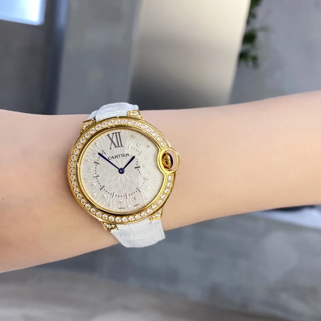 【High-end replica】💰1160! 2022 latest [CARTIER] Cartier Blue Balloon-Ballon Blue De Cartier series🔥hot-selling item, 316L stainless steel case, fancy hand-set diamonds, dial design is like shooting stars🌠scattered on the ground🎆, full of sparkle, imported quartz movement, color is super white, and the beauty and temperament flash by waving your hands🌌Original folding clasp, size: 36mm