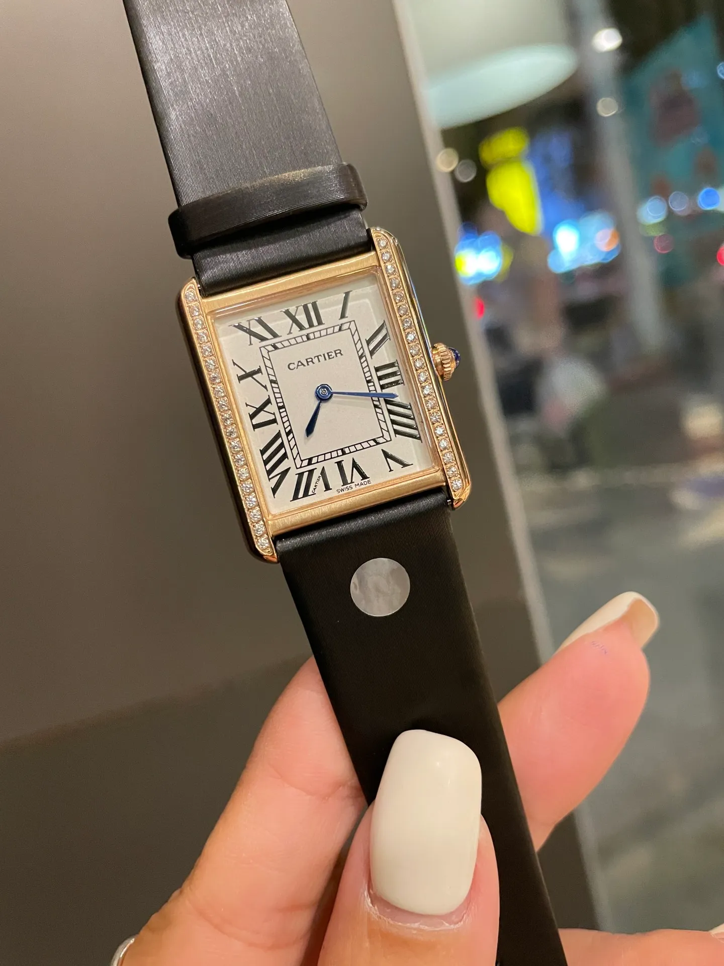 [High-end replica] 💰960 each! Cartier tank series retro watch TANK tank series! The lettering adopts three-dimensional protrusion, 316L stainless steel version, couple watch. Medium size 27MMX34MM, small size 24MMX31MM. The details are polished, the color of the hands, the curvature of the handle, the original pebbled leather belt, the original stainless steel belt, with sticker code, color distribution: white shell, gold shell, rose gold shell, strap colors are complete! Imported movement TankSolo's ingenious work is worth owning!