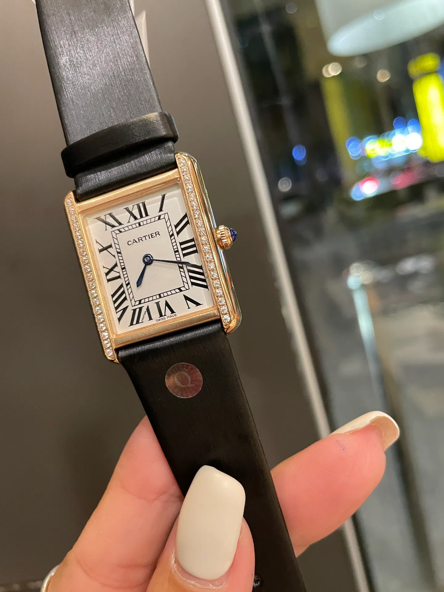 [High-end replica] 💰960 each! Cartier tank series retro watch TANK tank series! The lettering adopts three-dimensional protrusion, 316L stainless steel version, couple watch. Medium size 27MMX34MM, small size 24MMX31MM. The details are polished, the color of the hands, the curvature of the handle, the original pebbled leather belt, the original stainless steel belt, with sticker code, color distribution: white shell, gold shell, rose gold shell, strap colors are complete! Imported movement TankSolo's ingenious work is worth owning!