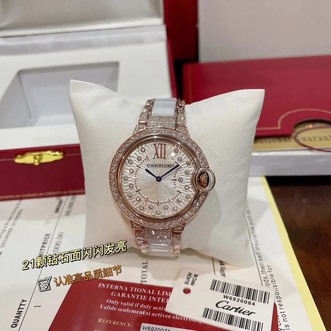 【High-end replica】💰1440! The latest model in the Cartier Blue Balloon series | If you want to attract attention, go for it (look for the high-end version with full 💎 faces) ✨The dial is a brand-new design, inlaid with 21 brilliant-cut round diamonds, which look like fireworks when viewed from a distance. It is the only watch with a 3D three-dimensional shape on the market. It is highly recognizable and has an integrated arc-shaped touch from top to bottom. It is light and comfortable to wear on the wrist. There are diamonds and gold beads inside the watch. Looking from the side of this watch, the diamonds and gold beads inside are reflected on the convex sapphire glass. Watch it carefully and shake it gently. From multiple angles, it seems like stars are twinkling and dazzling. It feels like you are falling into the vast starry sky, giving people an infinite reverie. Swiss quartz size 36mm, exclusive and high quality!