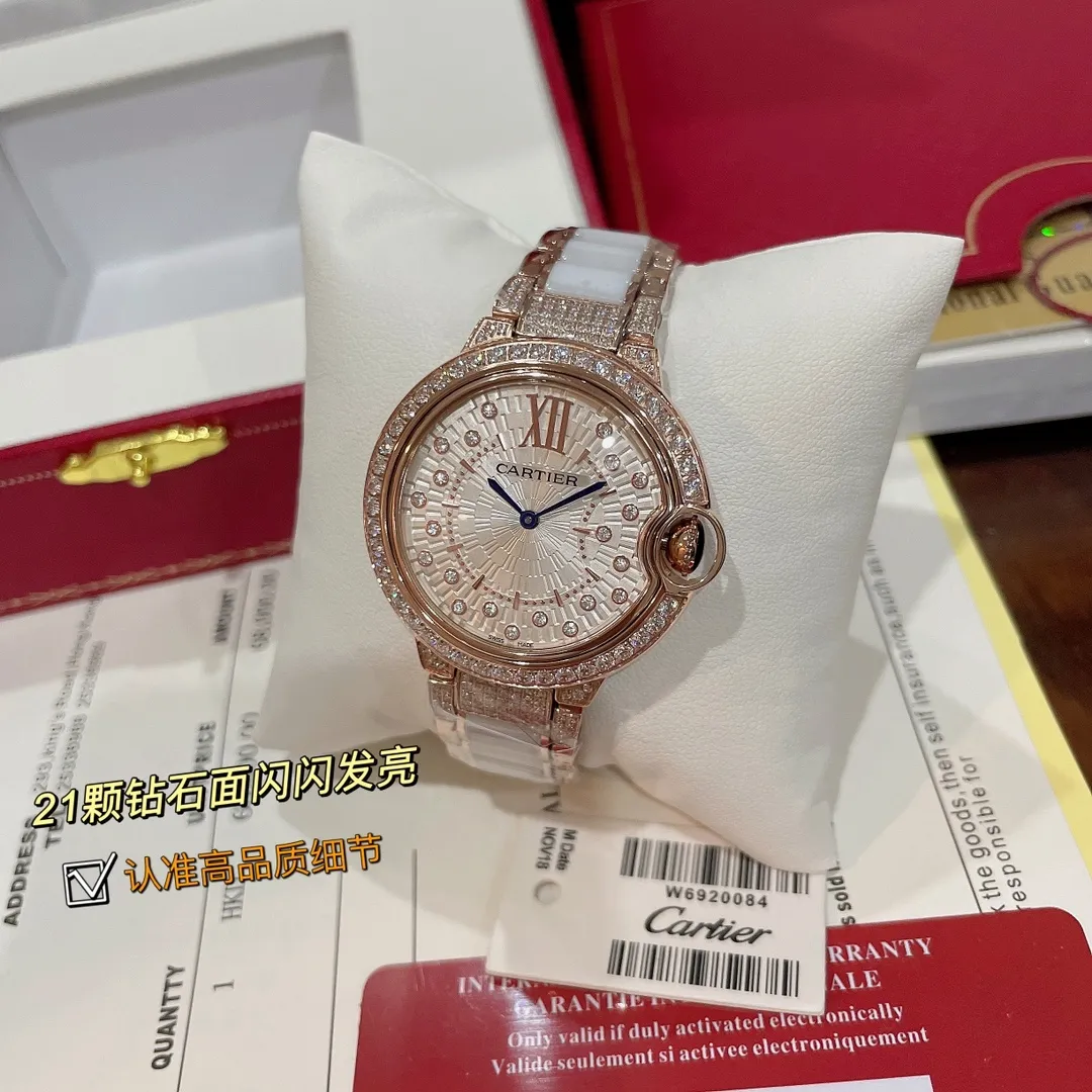 【High-end replica】💰1440! The latest model in the Cartier Blue Balloon series | If you want to attract attention, go for it (look for the high-end version with full 💎 faces) ✨The dial is a brand-new design, inlaid with 21 brilliant-cut round diamonds, which look like fireworks when viewed from a distance. It is the only watch with a 3D three-dimensional shape on the market. It is highly recognizable and has an integrated arc-shaped touch from top to bottom. It is light and comfortable to wear on the wrist. There are diamonds and gold beads inside the watch. Looking from the side of this watch, the diamonds and gold beads inside are reflected on the convex sapphire glass. Watch it carefully and shake it gently. From multiple angles, it seems like stars are twinkling and dazzling. It feels like you are falling into the vast starry sky, giving people an infinite reverie. Swiss quartz size 36mm, exclusive and high quality!
