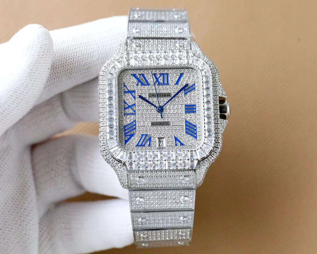 The new Cartier Santos Gypsophila is coming! The entire bezel is inlaid with ashlar, and all diamond colors on the text can be matched and interchanged at will. The most outstanding thing is the T-square inlaid bezel, which is extremely difficult and extremely complex. The machine uses the most advanced and top-notch inlay technology. The details of the workmanship of the big factory and the diamond inlay effect are of first-class quality. The actual product shall prevail. 📛Key Points 1️⃣ Key details of this watch. There are no screws in the steel band ring. It has been updated and replaced with diamonds instead of screws. The whole watch looks more upscale and noble. The overall craftsmanship makes the whole watch look very stunning. In order to achieve the screw-free steel band ring, the effect has gone through countless attempts to maintain the thickness of the original strap while ensuring a perfect inlay effect; 1. Made of 904 stainless steel, size 40mm, using stable 2836 movement, stable running time! 2. Swiss-made fired steel hands, equipped with blue glass anti-reflective white film/anti-glare/anti-handprint. 3. The entire watch is hand-set with 4555 diamonds, shining at 360 degrees without blind spots. It is the most set of gems so far. Luxury can no longer be completely summarized, it is more about nobility + dazzling. It is absolutely yyds to wear. The strap without screws, the diamond strap, and the sparkling strap are very snug and comfortable! Welcome to taste it🔥Top-quality products, the best products are constantly coming🔥