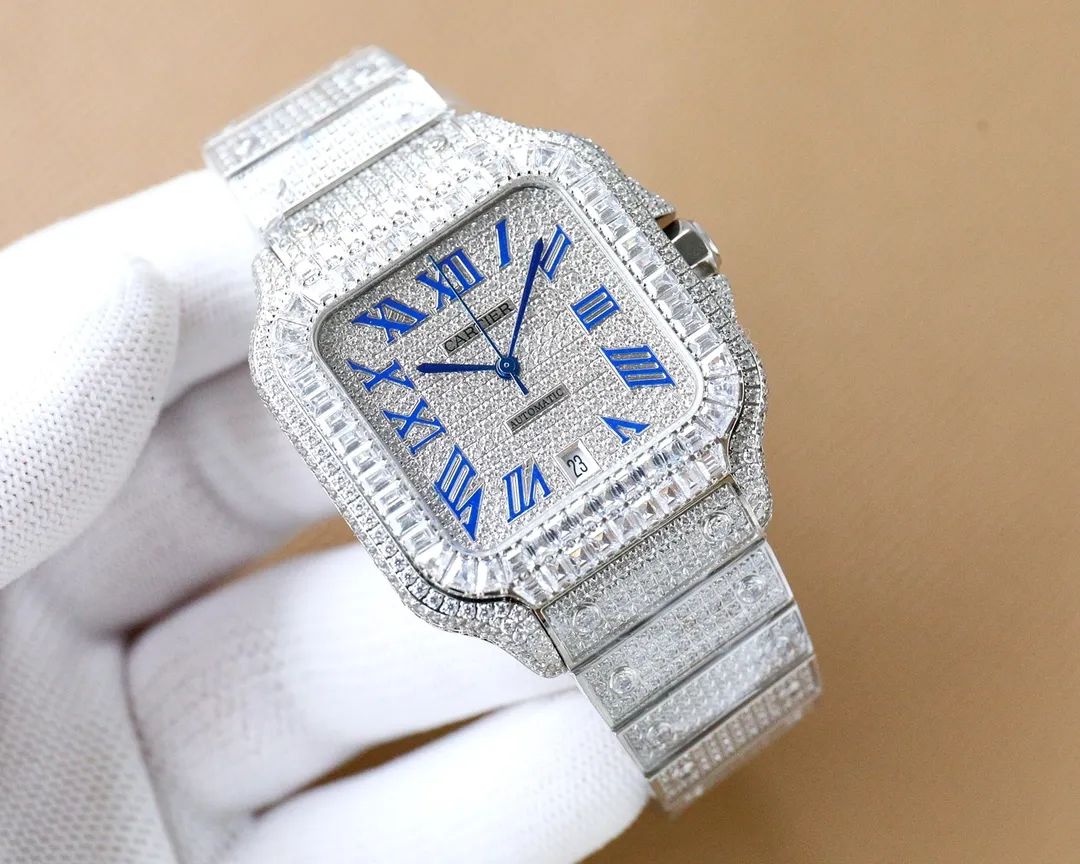 The new Cartier Santos Gypsophila is coming! The entire bezel is inlaid with ashlar, and all diamond colors on the text can be matched and interchanged at will. The most outstanding thing is the T-square inlaid bezel, which is extremely difficult and extremely complex. The machine uses the most advanced and top-notch inlay technology. The details of the workmanship of the big factory and the diamond inlay effect are of first-class quality. The actual product shall prevail. 📛Key Points 1️⃣ Key details of this watch. There are no screws in the steel band ring. It has been updated and replaced with diamonds instead of screws. The whole watch looks more upscale and noble. The overall craftsmanship makes the whole watch look very stunning. In order to achieve the screw-free steel band ring, the effect has gone through countless attempts to maintain the thickness of the original strap while ensuring a perfect inlay effect; 1. Made of 904 stainless steel, size 40mm, using stable 2836 movement, stable running time! 2. Swiss-made fired steel hands, equipped with blue glass anti-reflective white film/anti-glare/anti-handprint. 3. The entire watch is hand-set with 4555 diamonds, shining at 360 degrees without blind spots. It is the most set of gems so far. Luxury can no longer be completely summarized, it is more about nobility + dazzling. It is absolutely yyds to wear. The strap without screws, the diamond strap, and the sparkling strap are very snug and comfortable! Welcome to taste it🔥Top-quality products, the best products are constantly coming🔥