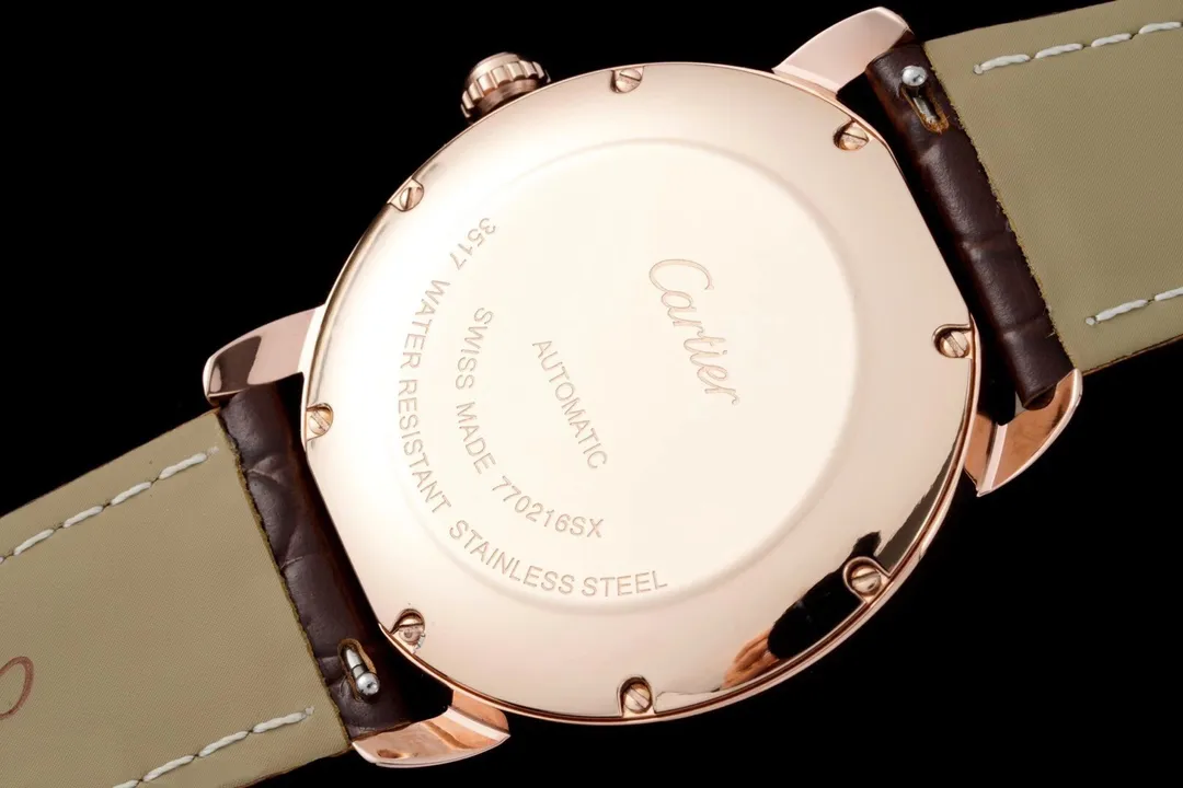 【Foreign trade import】💰2560! Cartier London SOLO series men's model, authentic open mold 🎈 1. [Case] ​​316 stainless steel, CNC deeply processed handle inlaid with the same white spinel gemstones as the genuine product, Mohs hardness reaches nine levels, equipped with sapphire scratch-resistant mirror!  2. [Inlay] All the diamonds on the case and buckle are imported Czech diamonds, with top cutting technology, uniform size, and perfect inlay. 3. [Size] The size of 42mm*9mm is not only exquisite and elegant, but also practical, suitable for various clothing occasions.  4. [Movement] The imported mechanical machine is used to modify the movement, and the original sealed bottom cover is used! Good stability!  5. [Strap] Paired with original imported Italian crocodile leather pattern 6. [Details] The three-pin model uses the same easy-to-use one-button ear-opening function as the original!  This is the darling of the luxury trend, a watch worthy of collection by men🔥Top-level products with constant quality🔥
