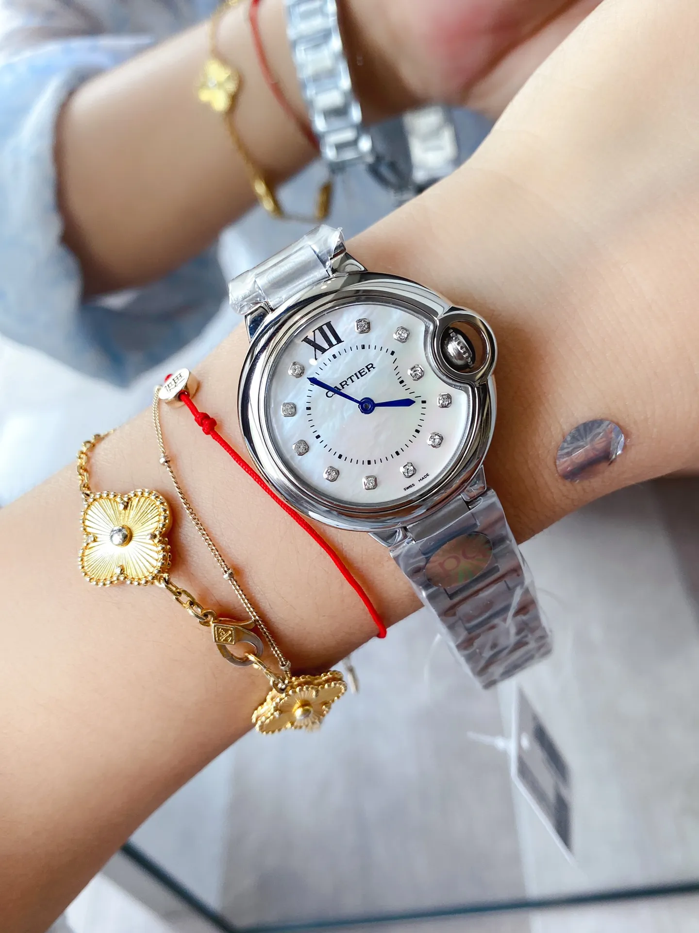 【Foreign trade import】💰1160! Cartier's classic Blue Balloon "Ca is a cost-effective replica of the strap screw hole, truly a 1:1 replica. With its convex curved case, guilloche dial, and sword-shaped hands, in the world of Cartier watchmaking, the Ballon Bleu watch is famous for its delicate style and elegant style.