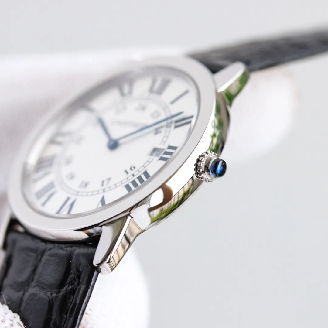 【High-end replica】💰1440! [Top replica] 💰3300 yuan each! Cartier RONDE DE CARTIER The London series WSRN0021 was released at the same time as the W6700155 model. The couple's watch is large and small, perfectly retaining the elegant appearance and Cartier characteristics, Roman numerals, sword-shaped grilled steel blue hands, sapphire glass mirror, silver-plated pearlescent dial, smooth and balanced design style, showing full luster, equipped with original Swiss imported quartz movement (the appearance of the movement is consistent with the original). Large diameter size: 36mm diameter, small diameter size: 29.5mm. It is matched with the imported Italian calfskin original buckle and is compatible with the original version.