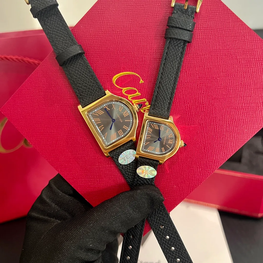 [High-end replica] 💰1120 each! Cartier clock series. The history of the Cartier Cloche watch can be traced back to 1920, and it is one of Cartier's least produced series of works. The watch gets its name from the peculiar shape of the case - it looks like a "desktop bell" when placed horizontally, and Cloche means "bell" in French. This special shape allows the case to stand on the table like a mini clock. Size large 30 mm small 24 mm