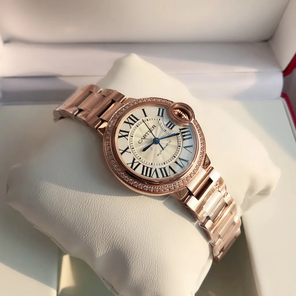 【Customized all-in-one machine】💰2560! 【Top replica】💰3500! Cartier 33mm blue balloon arrives! The exclusive quality of the classic blue balloon, a must-have model for goddesses. Highlight 1: The case is slender, the body has beautiful curvature, the lines are clear and full, the crown is in the middle, and the thickness of the body is only 10.8mm [strong] Highlight 2: The color of the crown appears sapphire blue under natural light and ruby red under the luminous pen. This technology is first used in the Citizen movement version [strong] Highlight 3: Same core as the big manufacturer, equipped with high-end women's mechanical movement Seiko NH05. This movement is widely used in women's models from big manufacturers, with excellent performance [strong] Highlight 4: Sapphire mirror, five-layer fisheye sapphire glass mirror, gracefully positioned crescent edge on the head, the slope and curvature are consistent with the original [strong] Highlight 5: Steel-band oscillating screws, using synchronous technology from big manufacturers, order original synchronous oscillating screws at a high price [strong] Based on the above-mentioned details, the overall shell shape and appearance lines are exquisite, with a high degree of integration and a number of high-end craftsmanship integrated into one, making it attractive for those who prefer low-cost products [Seduce]