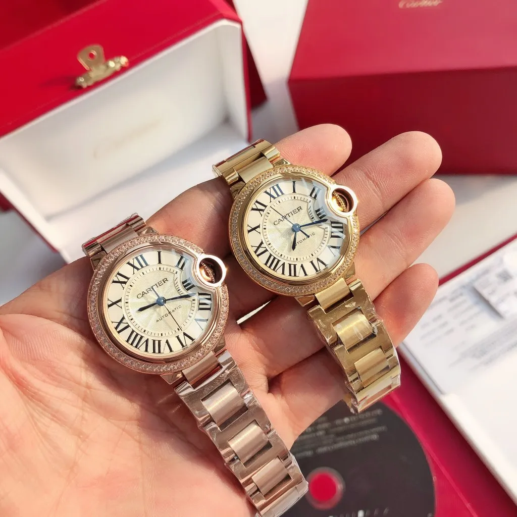 【Customized all-in-one machine】💰2560! 【Top replica】💰3500! Cartier 33mm blue balloon arrives! The exclusive quality of the classic blue balloon, a must-have model for goddesses. Highlight 1: The case is slender, the body has beautiful curvature, the lines are clear and full, the crown is in the middle, and the thickness of the body is only 10.8mm [strong] Highlight 2: The color of the crown appears sapphire blue under natural light and ruby red under the luminous pen. This technology is first used in the Citizen movement version [strong] Highlight 3: Same core as the big manufacturer, equipped with high-end women's mechanical movement Seiko NH05. This movement is widely used in women's models from big manufacturers, with excellent performance [strong] Highlight 4: Sapphire mirror, five-layer fisheye sapphire glass mirror, gracefully positioned crescent edge on the head, the slope and curvature are consistent with the original [strong] Highlight 5: Steel-band oscillating screws, using synchronous technology from big manufacturers, order original synchronous oscillating screws at a high price [strong] Based on the above-mentioned details, the overall shell shape and appearance lines are exquisite, with a high degree of integration and a number of high-end craftsmanship integrated into one, making it attractive for those who prefer low-cost products [Seduce]