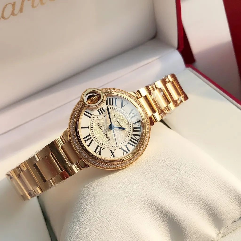 【Customized all-in-one machine】💰2560! 【Top replica】💰3500! Cartier 33mm blue balloon arrives! The exclusive quality of the classic blue balloon, a must-have model for goddesses. Highlight 1: The case is slender, the body has beautiful curvature, the lines are clear and full, the crown is in the middle, and the thickness of the body is only 10.8mm [strong] Highlight 2: The color of the crown appears sapphire blue under natural light and ruby red under the luminous pen. This technology is first used in the Citizen movement version [strong] Highlight 3: Same core as the big manufacturer, equipped with high-end women's mechanical movement Seiko NH05. This movement is widely used in women's models from big manufacturers, with excellent performance [strong] Highlight 4: Sapphire mirror, five-layer fisheye sapphire glass mirror, gracefully positioned crescent edge on the head, the slope and curvature are consistent with the original [strong] Highlight 5: Steel-band oscillating screws, using synchronous technology from big manufacturers, order original synchronous oscillating screws at a high price [strong] Based on the above-mentioned details, the overall shell shape and appearance lines are exquisite, with a high degree of integration and a number of high-end craftsmanship integrated into one, making it attractive for those who prefer low-cost products [Seduce]