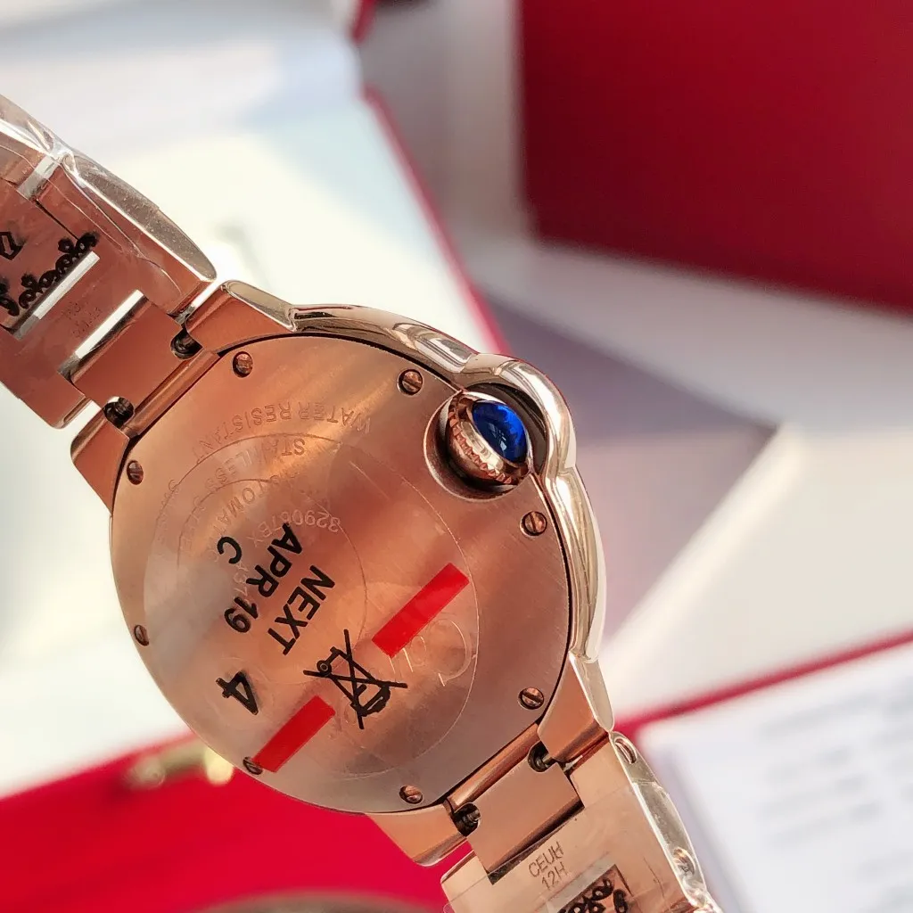 【Customized all-in-one machine】💰2560! 【Top replica】💰3500! Cartier 33mm blue balloon arrives! The exclusive quality of the classic blue balloon, a must-have model for goddesses. Highlight 1: The case is slender, the body has beautiful curvature, the lines are clear and full, the crown is in the middle, and the thickness of the body is only 10.8mm [strong] Highlight 2: The color of the crown appears sapphire blue under natural light and ruby red under the luminous pen. This technology is first used in the Citizen movement version [strong] Highlight 3: Same core as the big manufacturer, equipped with high-end women's mechanical movement Seiko NH05. This movement is widely used in women's models from big manufacturers, with excellent performance [strong] Highlight 4: Sapphire mirror, five-layer fisheye sapphire glass mirror, gracefully positioned crescent edge on the head, the slope and curvature are consistent with the original [strong] Highlight 5: Steel-band oscillating screws, using synchronous technology from big manufacturers, order original synchronous oscillating screws at a high price [strong] Based on the above-mentioned details, the overall shell shape and appearance lines are exquisite, with a high degree of integration and a number of high-end craftsmanship integrated into one, making it attractive for those who prefer low-cost products [Seduce]