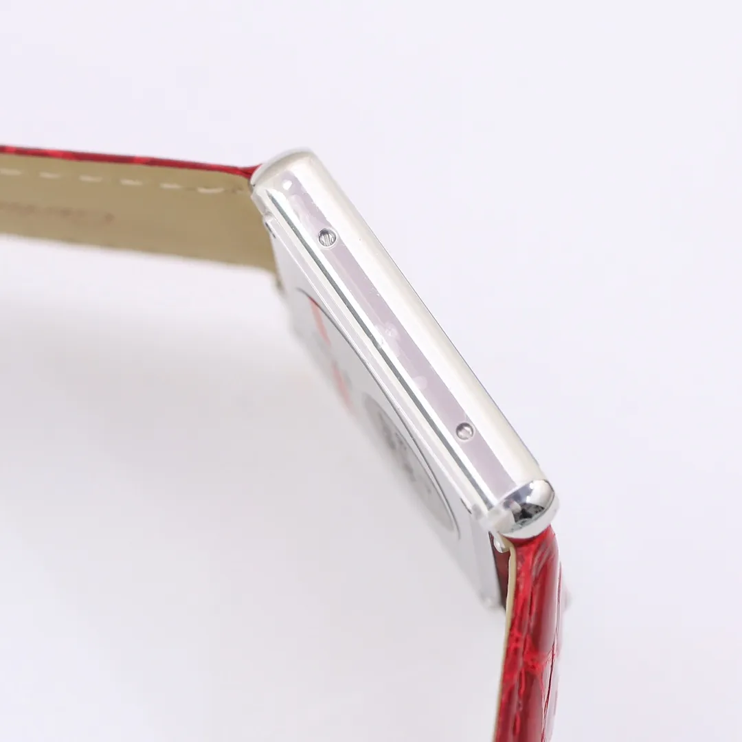 【Top Replica】💰2760! Cartier Tank [Litchi Grain Cowhide] Quick-release raw ear original cowhide, following the previous re-engraving plan. Use original parts and assemble them to create a unique clone that can compete with the original product. TANK-SOLO invites all watch friends to appreciate it. [Case] ​​The square case contains the universe. It is very difficult to alternate between rounded corners and right angles in order to pursue the perfect effect. Every finished product reflects the watchmaker’s patience and perseverance in striving for excellence. [Wonderful details] The bullet-shaped spinel, silver-plated pearlescent dial and blued hands are all supplied by the original parts factory. Combined with other accessories, the degree of simulation is unparalleled. [Strap] The same as the original factory, maintaining the choice of two straps - 1. Mississippi alligator leather 2. Aishi style TOGO leather. The former has extraordinary texture and the latter is comfortable to wear. Small size 31mm✖️24mm. Thickness 5.55! Medium size 35mm✖️27mm. Thickness 5.55! Real shots of shipment. Factory quality! Welcome to reprint!
