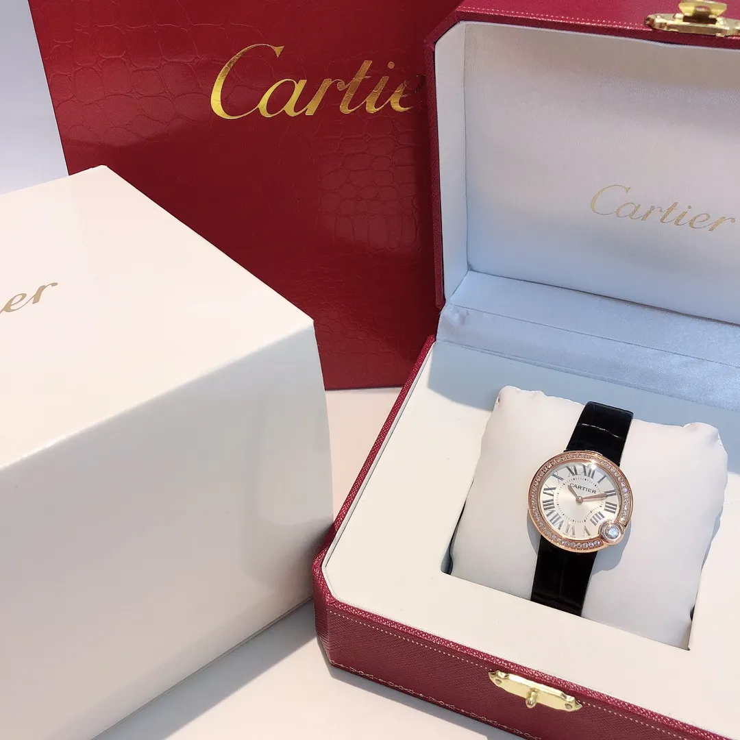 【High-end replica】💰1240! The most whitening balloon Cartier Ballon Blanc de Cartier series! Size 30mm! Counter genuine synchronized version! I fell in love with the white balloon at first sight! "Haze Gray" is super white! The biggest difference between the white balloon and the blue balloon is that there is a rhombus diamond in the fourth position! The low-key leather strap complements the luster of the electroplated 18k rose gold dial! The latest styles from the counter will not be as popular as blue balloons! (1)Swiss Ronda quartz movement➕(2)With fisheye sapphire mirror glass, the crown at 4 o'clock is set with a 0.14 carat diamond! The color perfectly restores the real diamond! Rhombus-shaped diamonds are different from ordinary zircons on the market! (3) Silver Roman font, not blue! The grilled blue needle hands have also been changed to rose gold! (4) We also spend a lot of money on the watch strap to achieve genuine 1:1 quality and match it with Italian cowhide.
