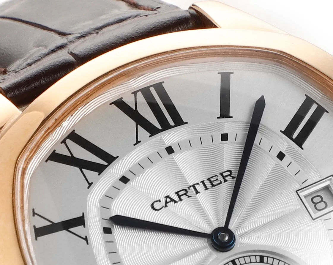 TW's new product is grandly launched [unparalleled, upright and elegant] TW's new product - Cartier Drive de Cartier series watches. The elegant and solemn pillow-shaped design combined with neat and generous line layout shows the masculine and unyielding charm of men. [Case] ​​Watch data 40mmX41mmX12mm (the thinnest on the market). The unique pillow-shaped case is top-notch in workmanship, and the clear and full arc lines are reproduced in place. TW strives for excellence to restore the experience closest to the original version for our watch friends. [Technical breakthrough] Seagull movement is used to modify the original Cal.1904-PS MC movement. The automatic rotor and large and small splints are all rhodium-plated. The position of the balance wheel is consistent with the original product, and the simulation is close to that of the counter. [Wonderful details] 1. The original mold is purchased exclusively in the market 2. The quenched blue steel hands are full and three-dimensional 3. The classic button lock pattern on the dial is delicate and coordinated 4. The 12 Roman logos are superimposed and printed, resulting in a round and neat effect. Calm and restrained, with superb craftsmanship, produced by TW, it adds a unique touch to your wrist.