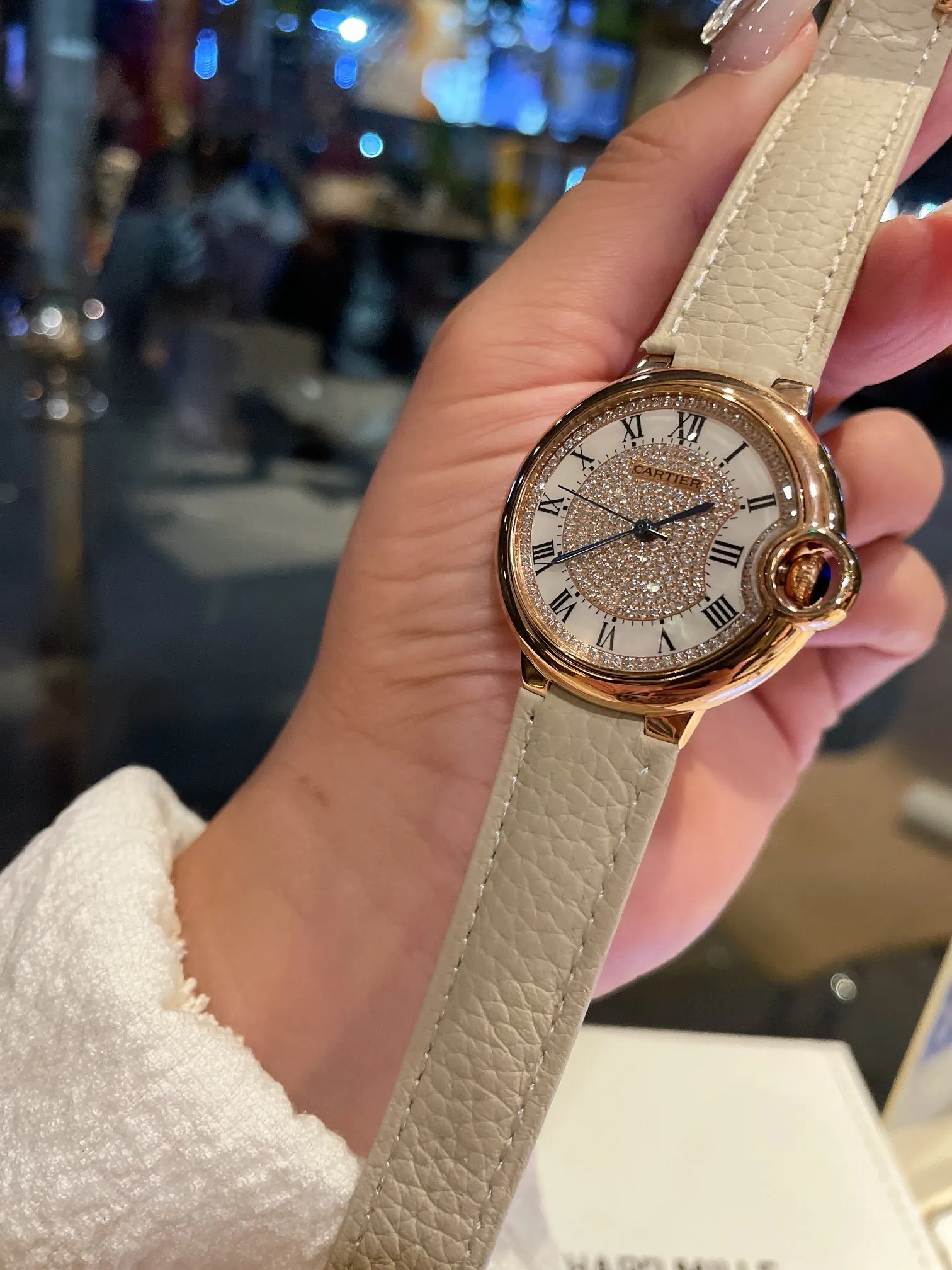 【High-end replica】💰1240! Cartier full diamond women's watch ✔️The most popular color, a perfect healing color/very temperamental color, the pebbled leather has just the right saturation, the delicate sheepskin is super soft and comfortable to wear. The key is the super showy white color❗️ Cartier blue balloon with diamond surface💎Gold is luxurious and noble. The real thing is super beautiful💋Swiss quartz size 36mm. Highly recommended to buy [Wow]