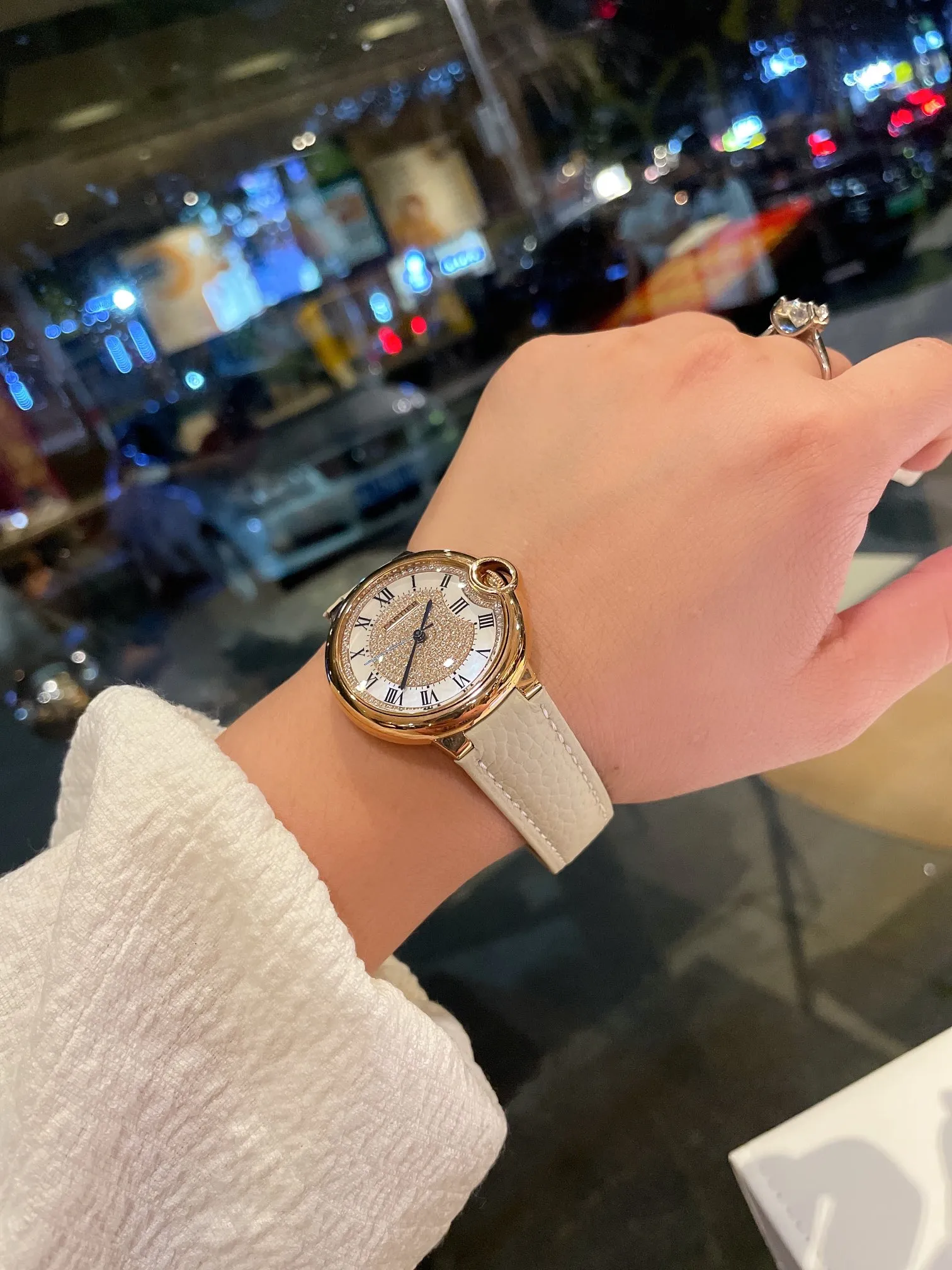 【High-end replica】💰1240! Cartier full diamond women's watch ✔️The most popular color, a perfect healing color/very temperamental color, the pebbled leather has just the right saturation, the delicate sheepskin is super soft and comfortable to wear. The key is the super showy white color❗️ Cartier blue balloon with diamond surface💎Gold is luxurious and noble. The real thing is super beautiful💋Swiss quartz size 36mm. Highly recommended to buy [Wow]