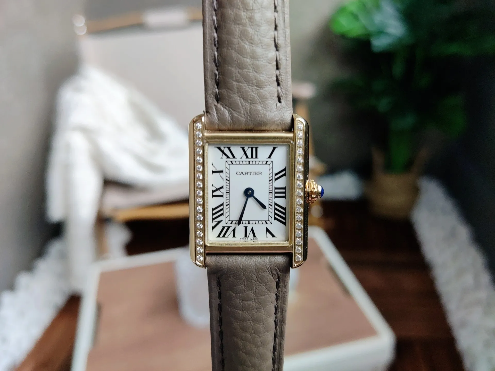【High-end replica】💰1040! Cartier Tank series watch, high quality original model, stone movement. Fine watch steel case, round bead crown, inlaid with a cabochon synthetic spinel, silver-plated bead watch disc, Roman numeral hour markers, sword-shaped steel blue hands, crystal surface, imported calfskin watch with interchangeable strap, stainless steel folding watch folding buckle. Watch size: small size 31 x 24.4 mm, medium size 34.8 x 27.4 mm