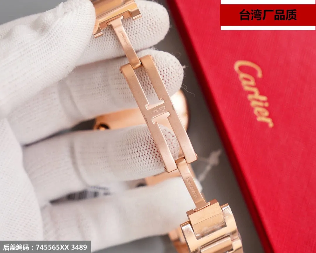 【Top replica】💰1720! Taiwan factory blue balloon V12 version, 28-42 size combination picture, look for the bottom cover code 745565xx3489), this series of watches is famous for its delicate style and elegant style in the Cartier watchmaking industry. Of course, this watch must have such characteristics. The color of the stainless steel case makes the watch as light as a balloon, and the blue crown seems to have disobediently deviated from the original planned trajectory, like a playful couple. The Roman numerals on the dial look retro and deep, decorated with guilloche patterns and sword-shaped hands. The entire watch gives people a delicate and considerate feel. Isn’t this what couples need? Built-in: Japan's Citizen fully automatic machine, also with Swiss quartz, water drop (fish eye bubble) sapphire glass mirror, highly waterproof, burnt steel blue pointer color, curvature shape of the crown