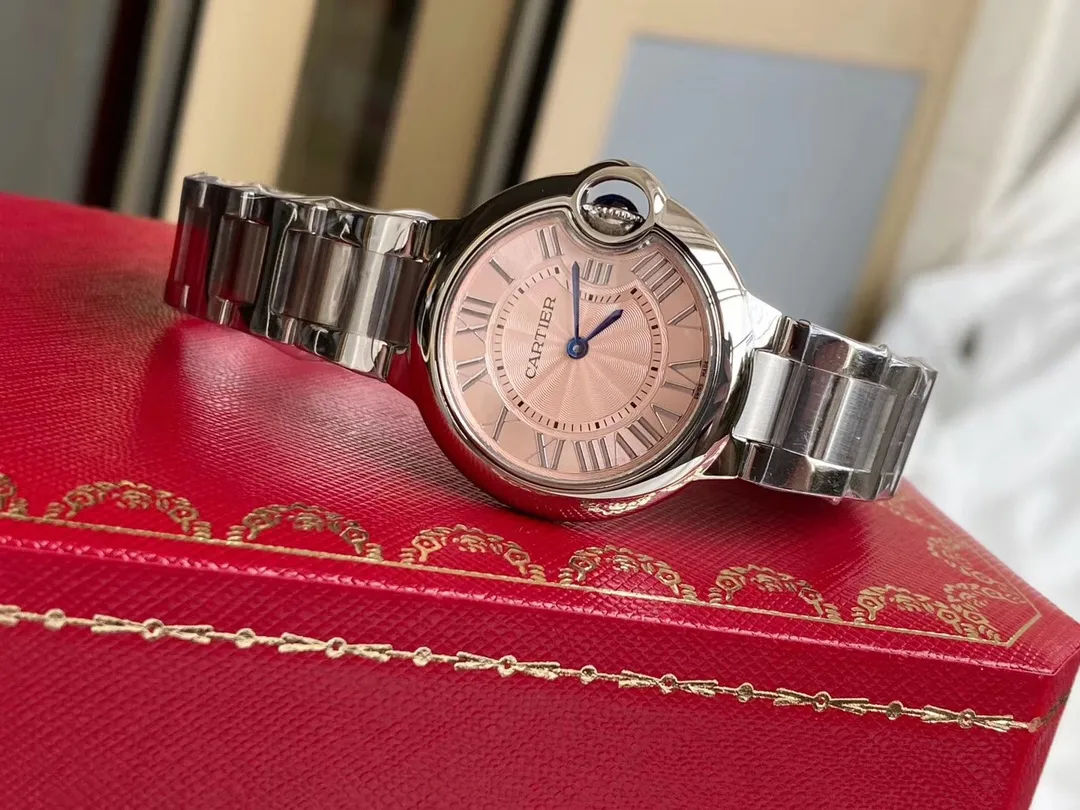 【Access Counter】💰2800! Cartier Cartier Blue Balloon watch 33mm watch, quartz movement. Stainless steel case, fluted crown, set with a cabochon synthetic spinel, silver-plated engraved sunray pattern lacquer dial, set with 11 brilliant-cut round diamonds, total weight 0.05 carats, sword-shaped blue steel hands, sapphire crystal mirror, 316L stainless steel bracelet. Waterproof depth 3 bar (approximately 30 meters) with full counter packaging!