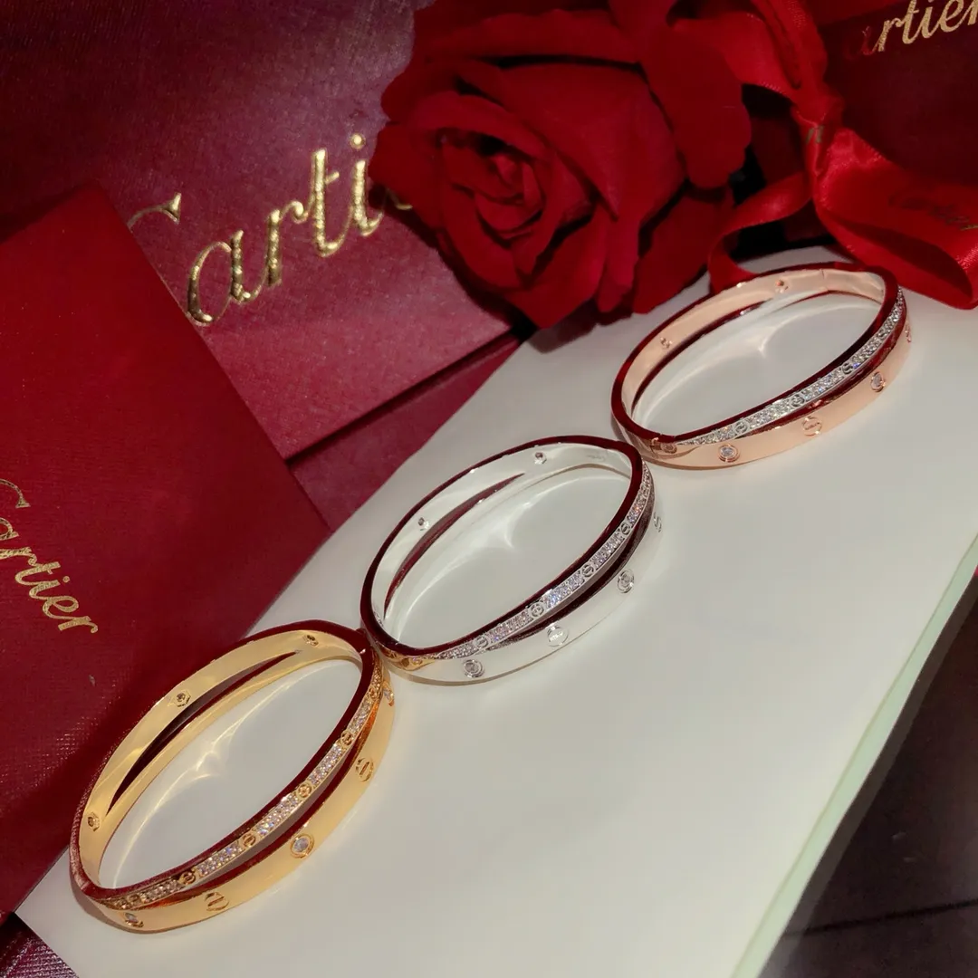 【Purchasing quality】💰440! Cartier love new model 2-in-1 ❤️Screw double ring cross bracelet ❤️Classic and generous style, gift for yourself, elegant and beautiful to the extreme😘😘Asian gold material, electroplated 18K gold, inlaid with imported simulated diamonds💍Can't put it down💎Rose gold/double-color advanced electroplating☪️💎
