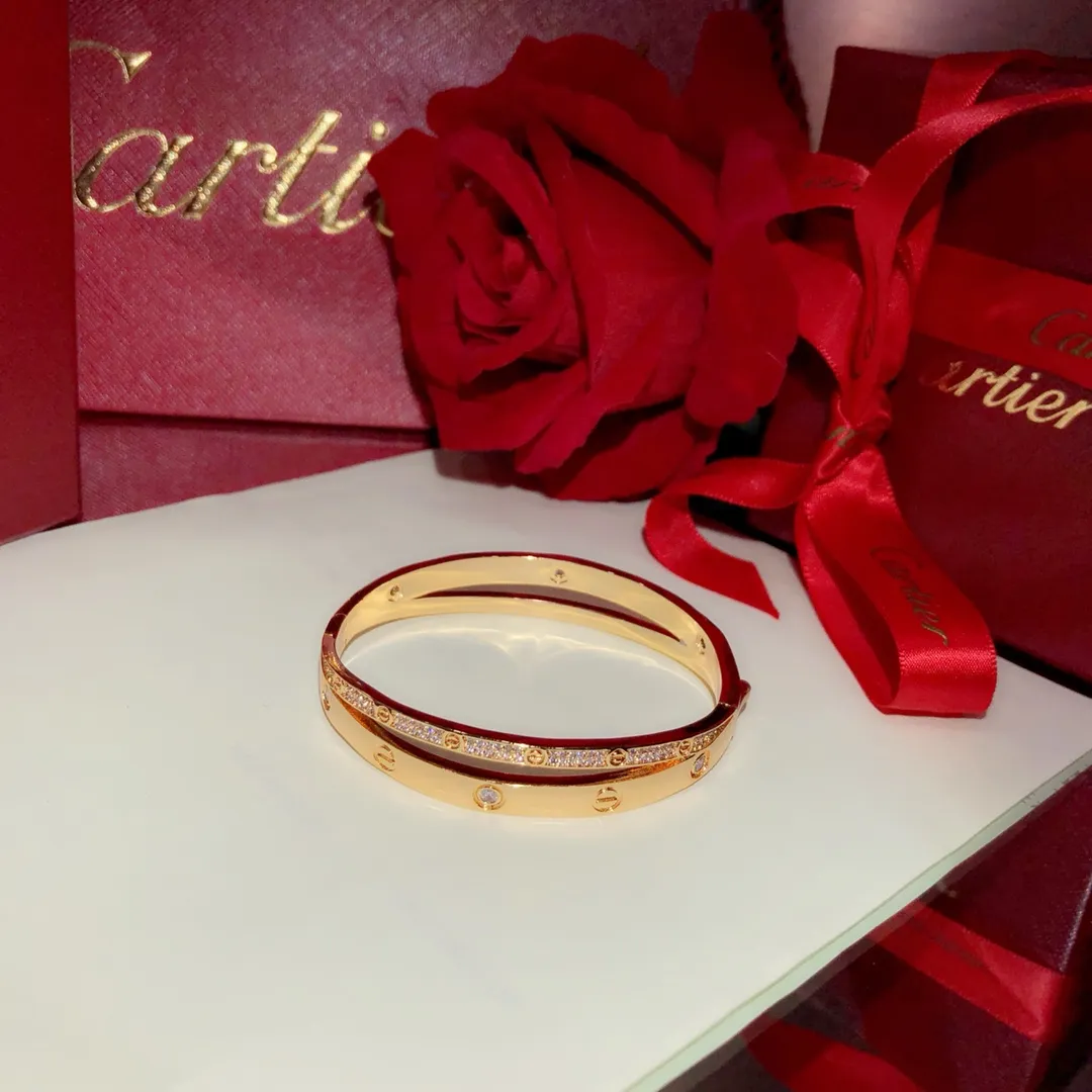 【Purchasing quality】💰440! Cartier love new model 2-in-1 ❤️Screw double ring cross bracelet ❤️Classic and generous style, gift for yourself, elegant and beautiful to the extreme😘😘Asian gold material, electroplated 18K gold, inlaid with imported simulated diamonds💍Can't put it down💎Rose gold/double-color advanced electroplating☪️💎