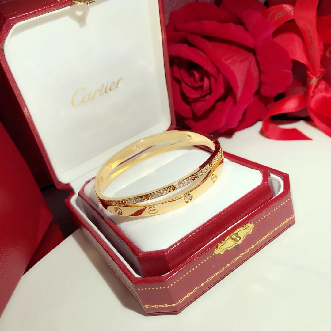 【Purchasing quality】💰440! Cartier love new model 2-in-1 ❤️Screw double ring cross bracelet ❤️Classic and generous style, gift for yourself, elegant and beautiful to the extreme😘😘Asian gold material, electroplated 18K gold, inlaid with imported simulated diamonds💍Can't put it down💎Rose gold/double-color advanced electroplating☪️💎
