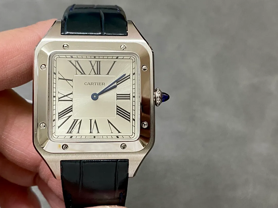【High-end replica】💰1160! 【Taiwan Factory】💰1720! 【Top Replica】💰Private chat! Cartier's classic work, the Cartier Santos. Dumont series, has a smooth silhouette, simple and elegant shape, and is very in line with the trendy taste of contemporary gentlemen. Large watch diameter: 46.6*33.9mm, medium watch diameter: 43.5*31.4mm, small watch diameter: 38*27.5mm; Swiss quartz movement Compared with round watches, square watches have sharp edges and corners The design is particularly unique, and when it comes to classics among square watches, Cartier's Santos is naturally on the list. The Santos watch is not only a model among square watches, but is also considered "the world's first modern watch." The birth of the Santos series of watches is full of legend. At that time, Louis Cartier created a watch that could be worn on the hand for his friend, Brazilian pilot Alberto Santos Dumont, to facilitate checking the time during flight. The first modern wristwatch in history came into being. This watch is made of fine steel. The frosted dial is equipped with sword-shaped blue steel hands and classic Roman numeral time scales. It is classic and durable. The outer ring of the Roman numerals is a track scale, which adds some retro features to the watch dial. There are 8 screws on the bezel, which is very recognizable. The side is brushed and the bezel is polished, making it suitable for both formal wear and casual style. The case has a slight curvature, which fits the wrist perfectly and is very comfortable to wear; the crown is a blue natural spinel, and the Italian calfskin strap matches the blue round gemstone inlaid on the crown, giving the overall look an elegant and refined gentlemanly temperament. The pictures were taken as top replica real shots!