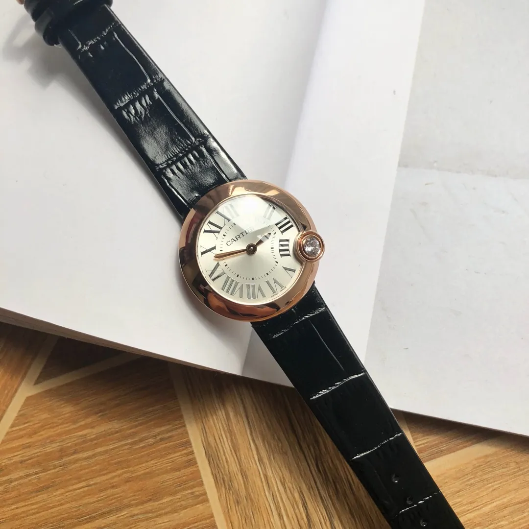 【High-end replica】💰1240! Cartier’s new white balloon series, since the blue balloon has attracted countless fans, then I will make it its sister model! Cartier BALLON BLANC DE CARTIER women's watch Swiss quartz sapphire crystal glass dial material silver-plated sunray pattern frosted dial sword-shaped gold-plated hands case material inlaid with brilliant-cut round diamonds 4 o'clock position inlaid with brilliant-cut round diamonds watch diameter 30 mm thickness 8.40 mm, supports counter comparison, lifetime warranty, preferred gift, sell one piece less than one piece.